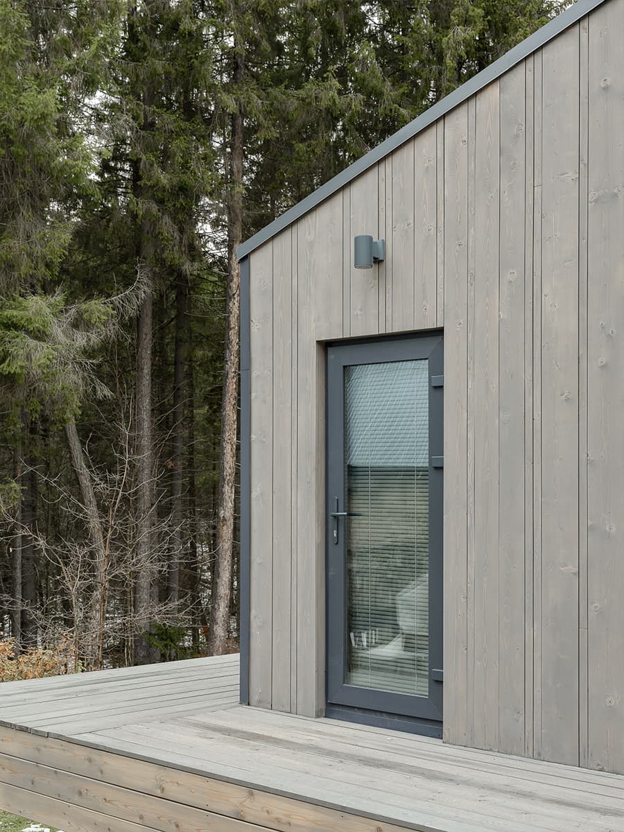 Лаконичный интерьер загородного дома с нарядной плиткой и изразцами — проект Яны Сушковой