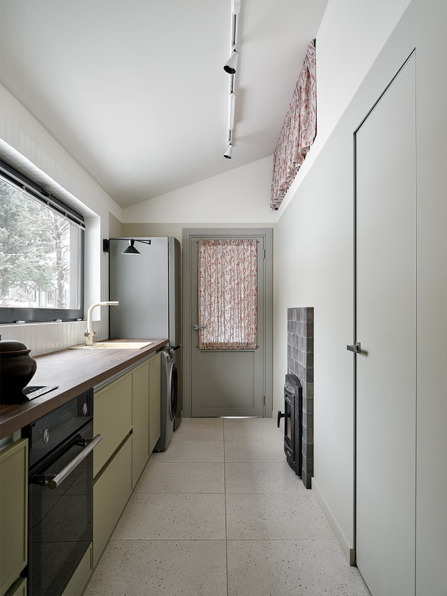 Лаконичный интерьер загородного дома с нарядной плиткой и изразцами — проект Яны Сушковой