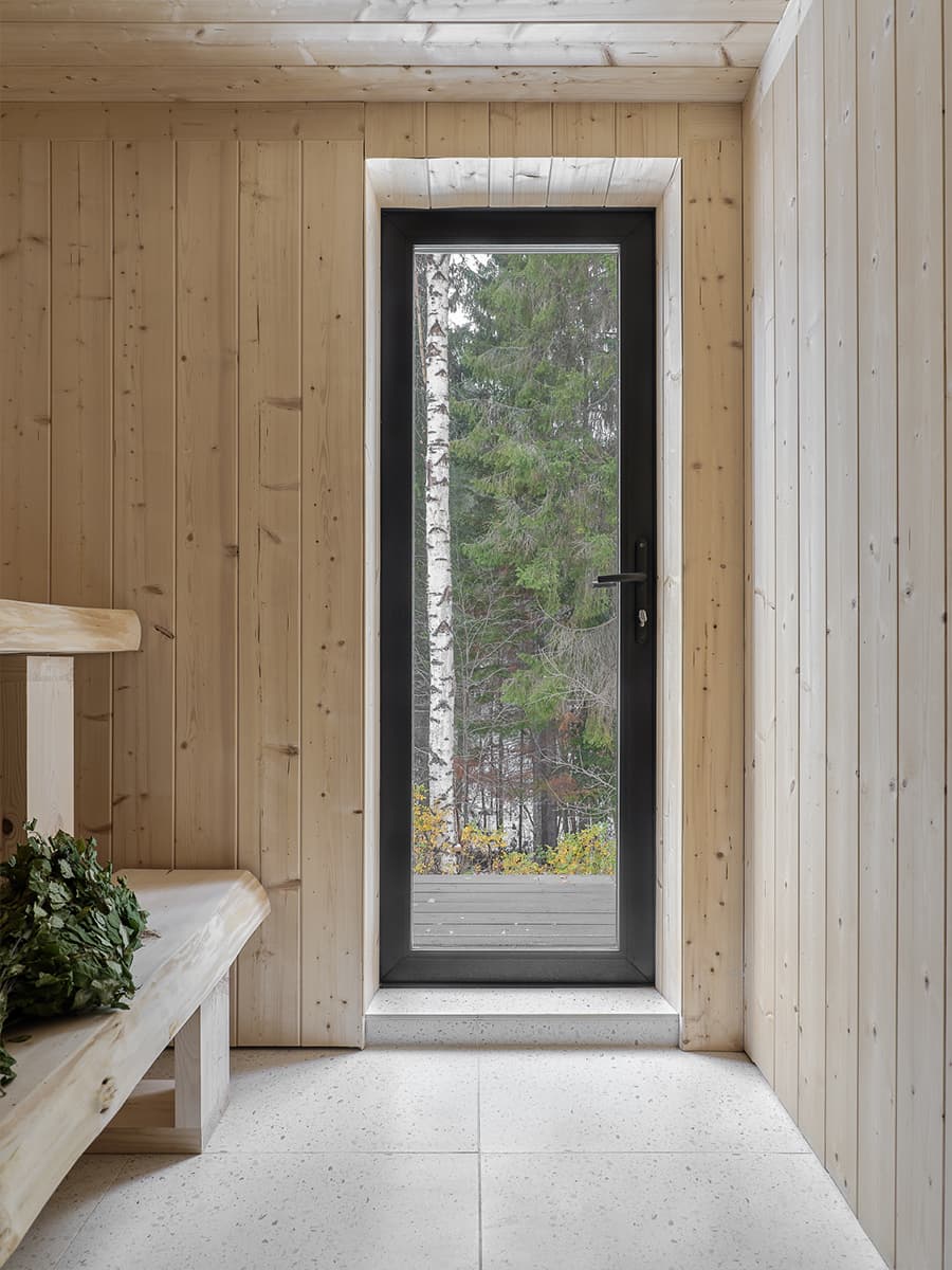 Лаконичный интерьер загородного дома с нарядной плиткой и изразцами — проект Яны Сушковой