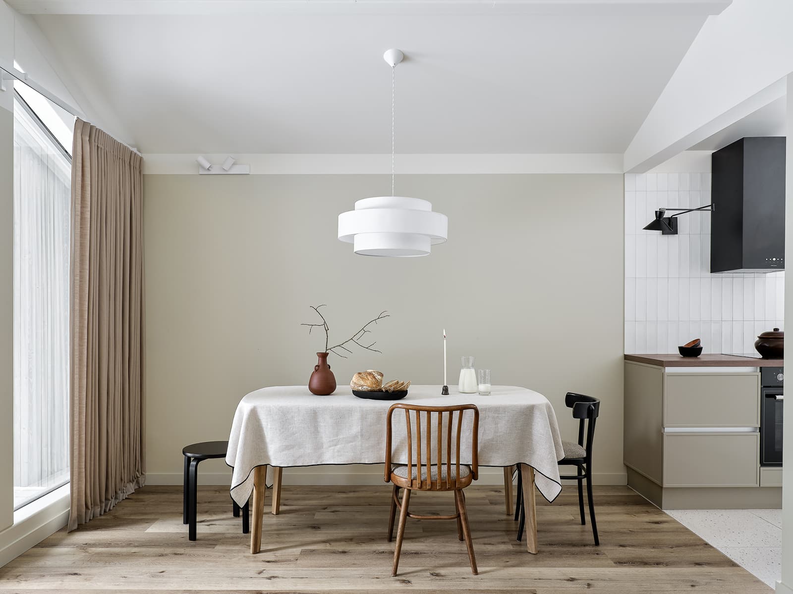 Лаконичный интерьер загородного дома с нарядной плиткой и изразцами — проект Яны Сушковой