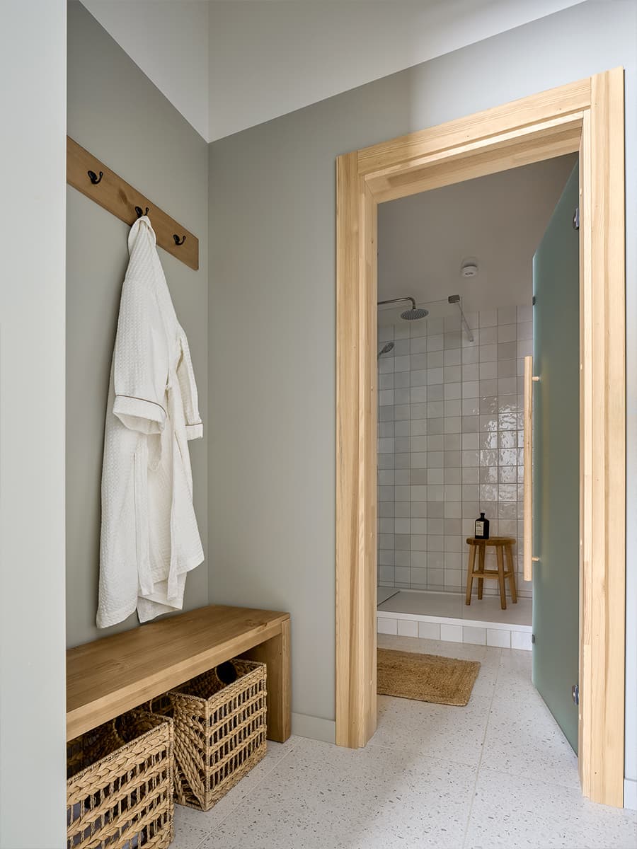 Лаконичный интерьер загородного дома с нарядной плиткой и изразцами — проект Яны Сушковой