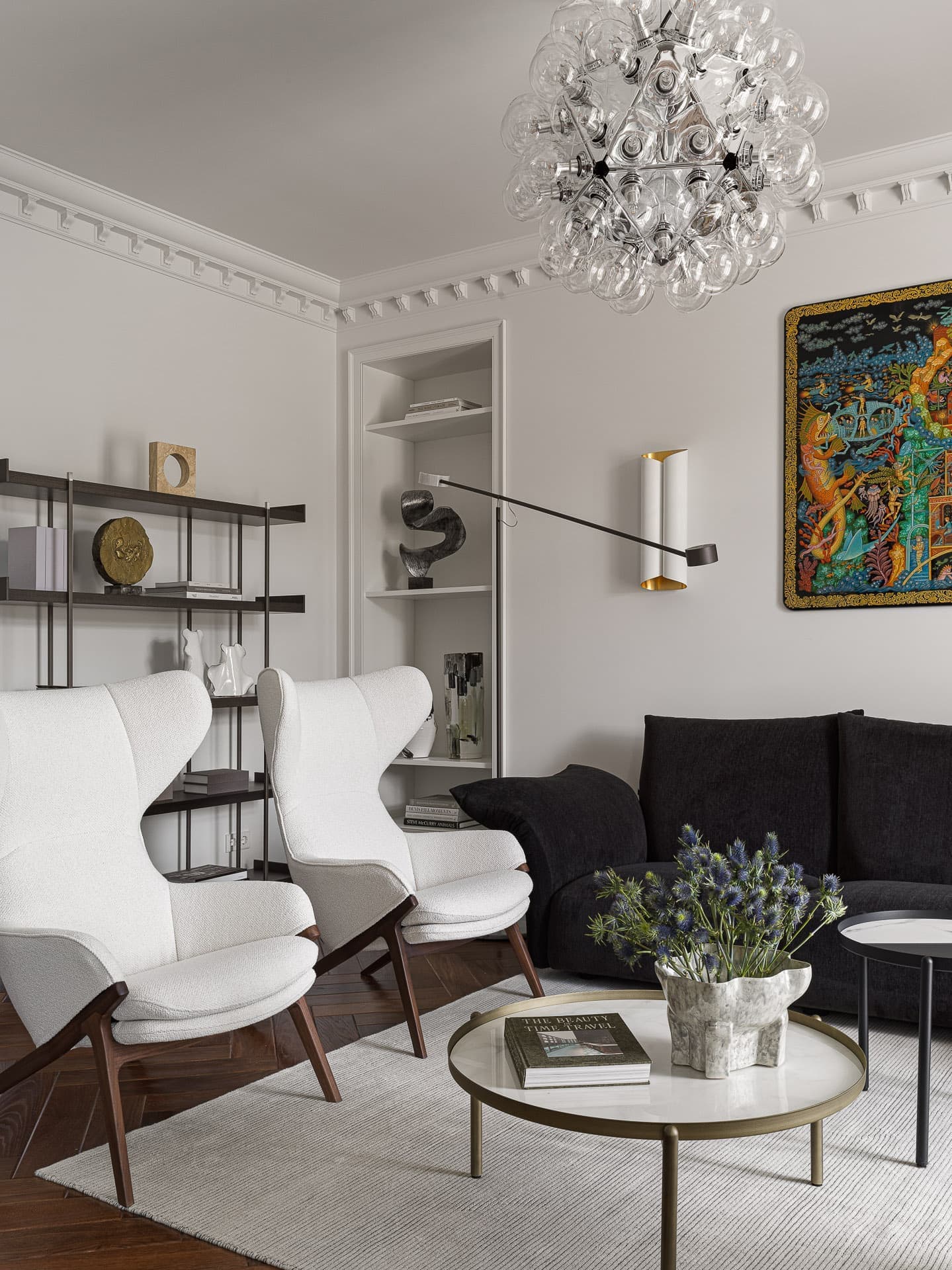 Эффект «чистого листа», палитра палехского искусства и эксклюзивные деревянные элементы в московской сталинке — проект Екатерины Бочаровой