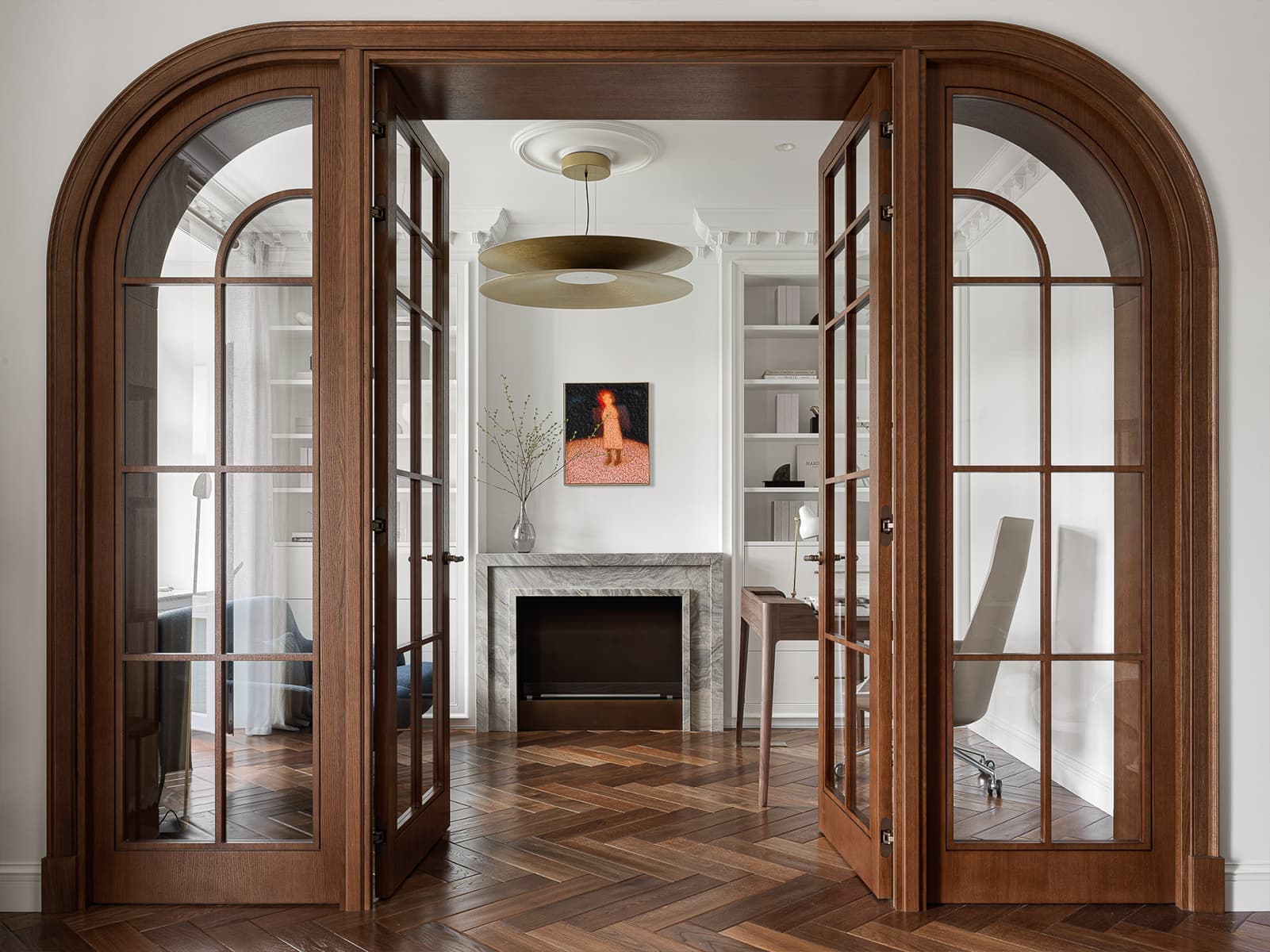 Эффект «чистого листа», палитра палехского искусства и эксклюзивные деревянные элементы в московской сталинке — проект Екатерины Бочаровой