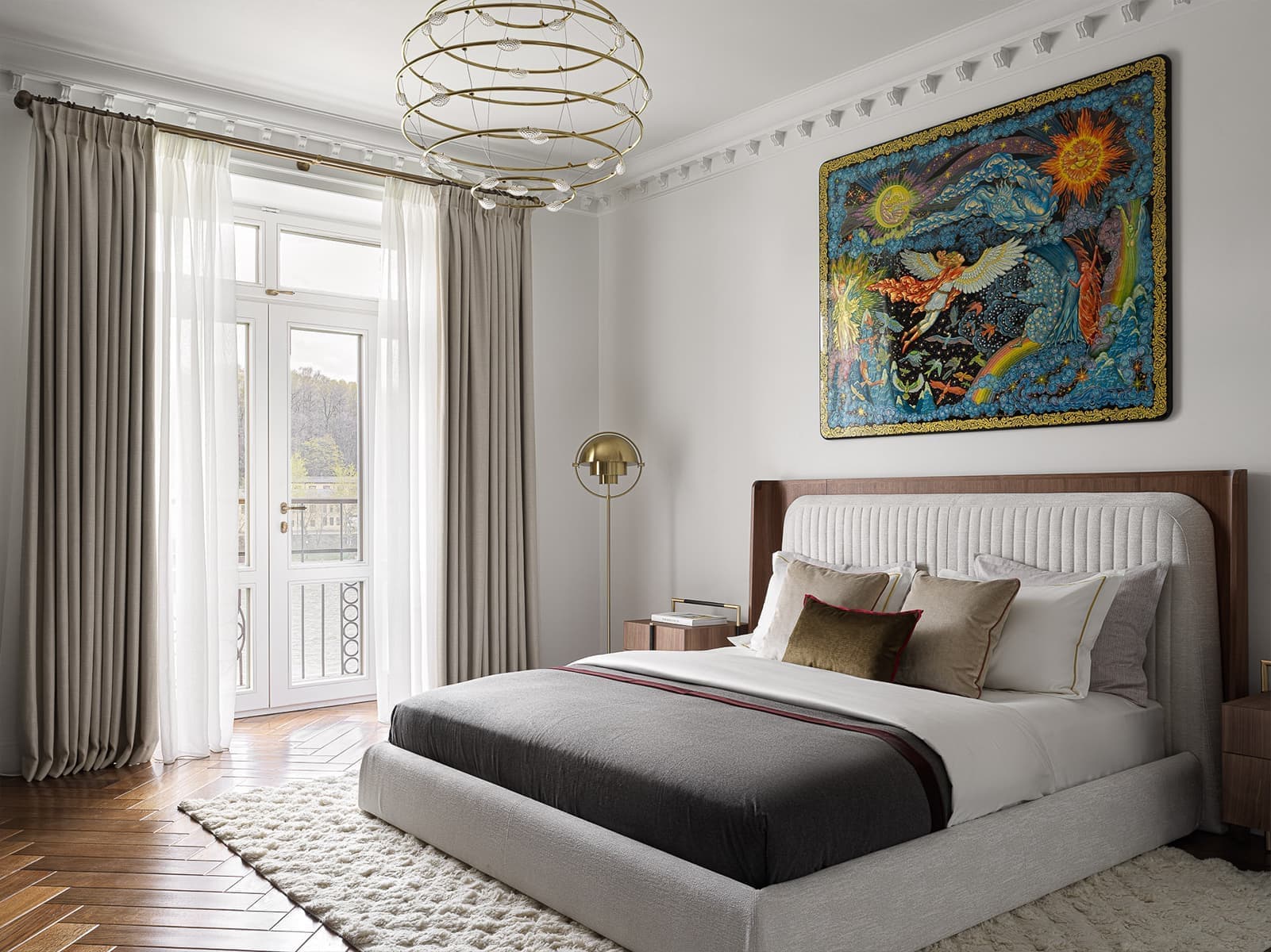 Эффект «чистого листа», палитра палехского искусства и эксклюзивные деревянные элементы в московской сталинке — проект Екатерины Бочаровой