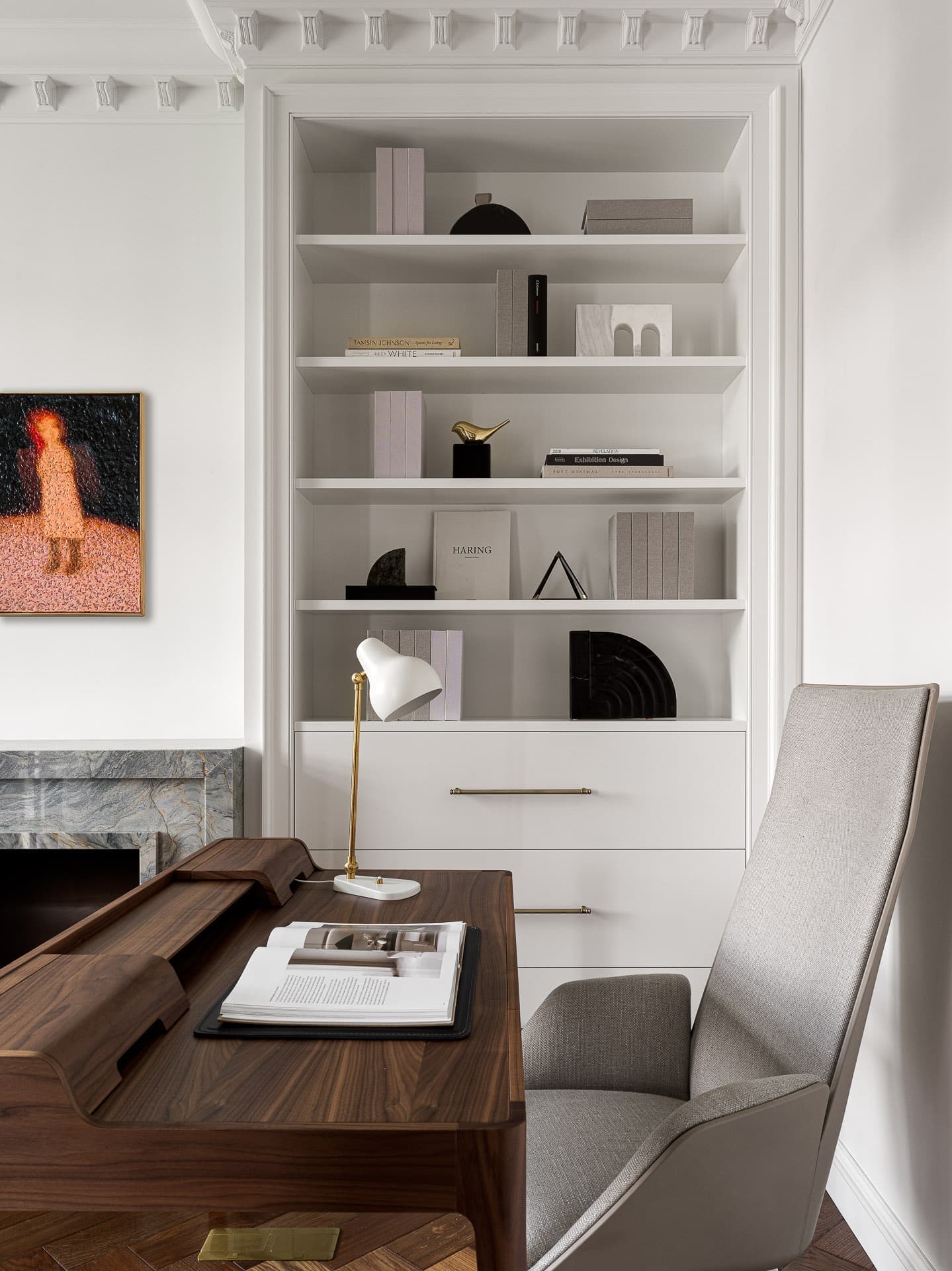 Эффект «чистого листа», палитра палехского искусства и эксклюзивные деревянные элементы в московской сталинке — проект Екатерины Бочаровой