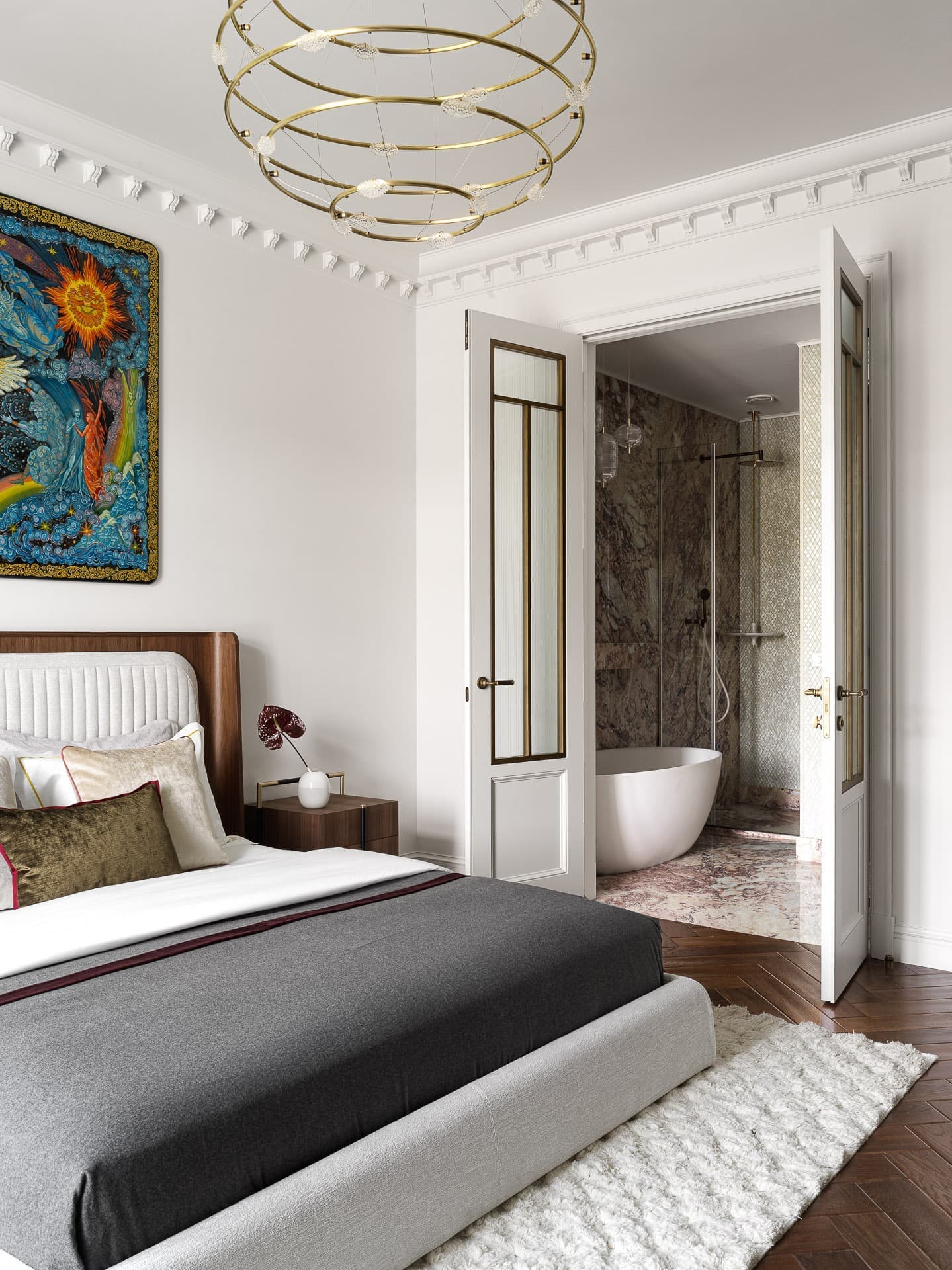 Эффект «чистого листа», палитра палехского искусства и эксклюзивные деревянные элементы в московской сталинке — проект Екатерины Бочаровой