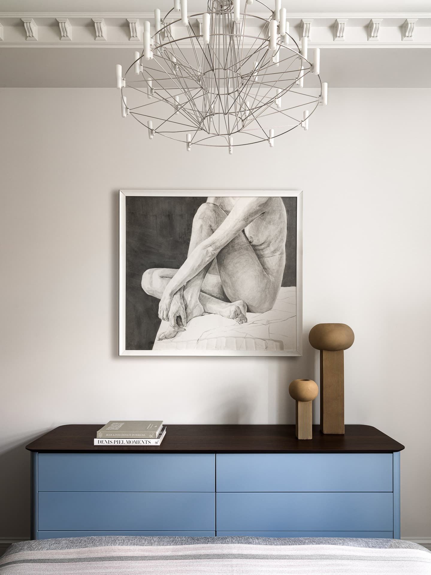 Эффект «чистого листа», палитра палехского искусства и эксклюзивные деревянные элементы в московской сталинке — проект Екатерины Бочаровой