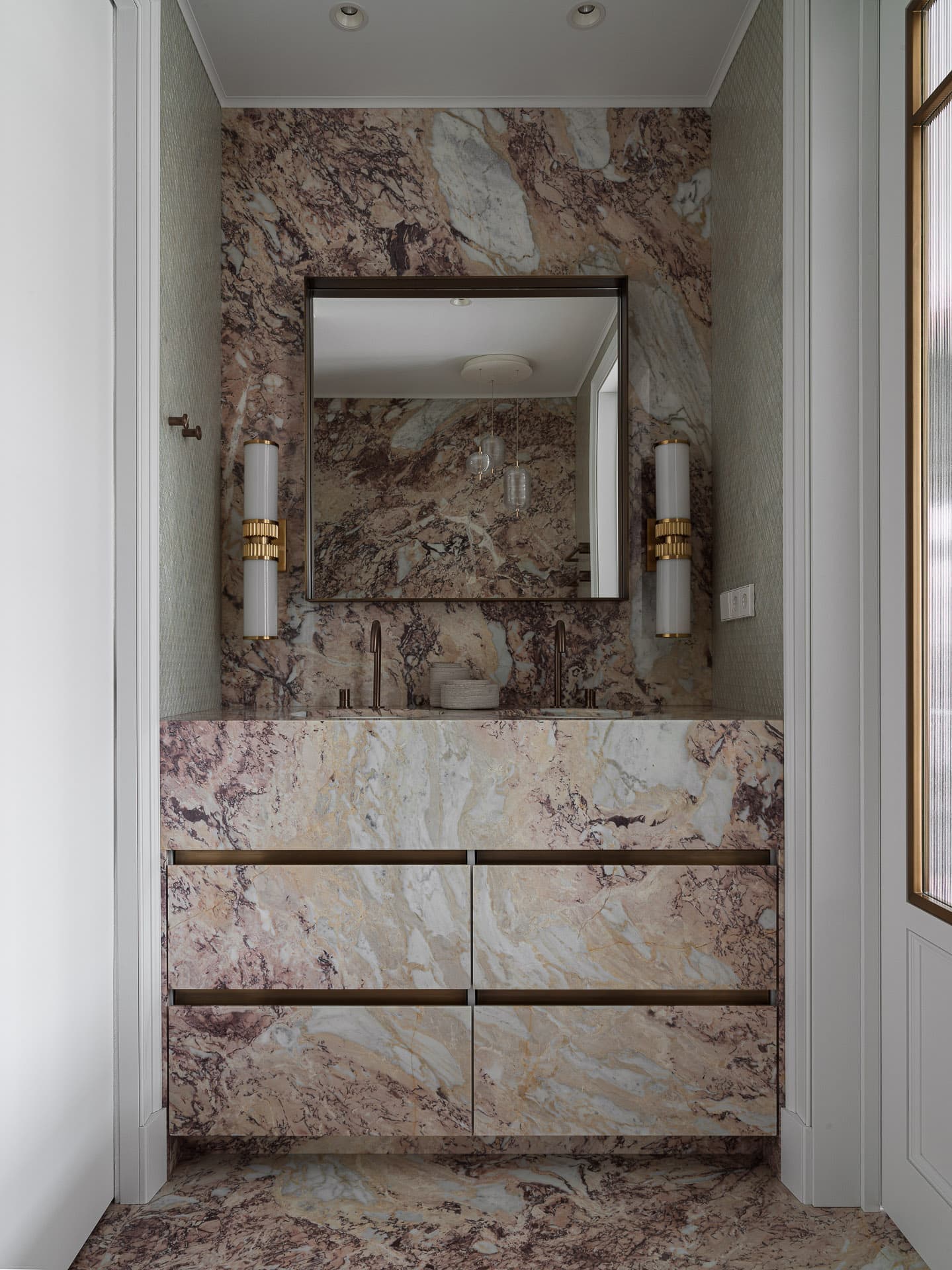 Эффект «чистого листа», палитра палехского искусства и эксклюзивные деревянные элементы в московской сталинке — проект Екатерины Бочаровой