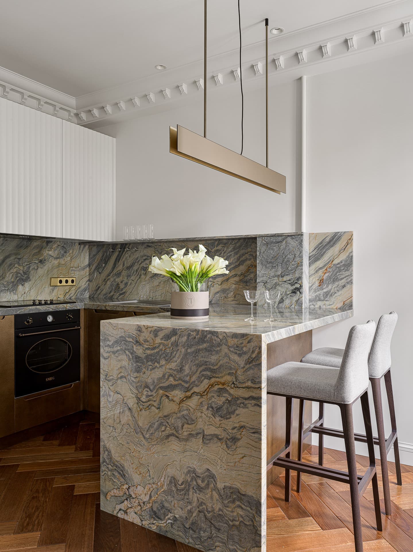 Эффект «чистого листа», палитра палехского искусства и эксклюзивные деревянные элементы в московской сталинке — проект Екатерины Бочаровой