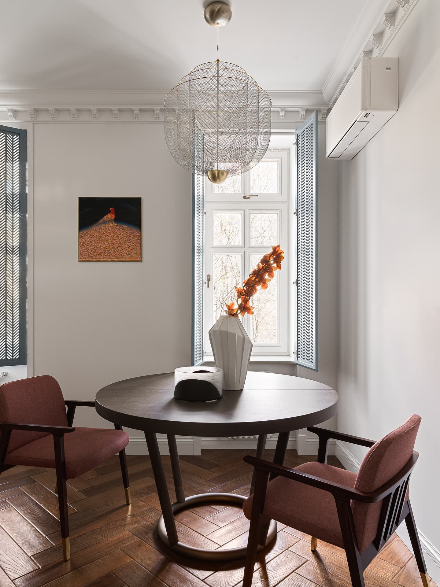 Эффект «чистого листа», палитра палехского искусства и эксклюзивные деревянные элементы в московской сталинке — проект Екатерины Бочаровой