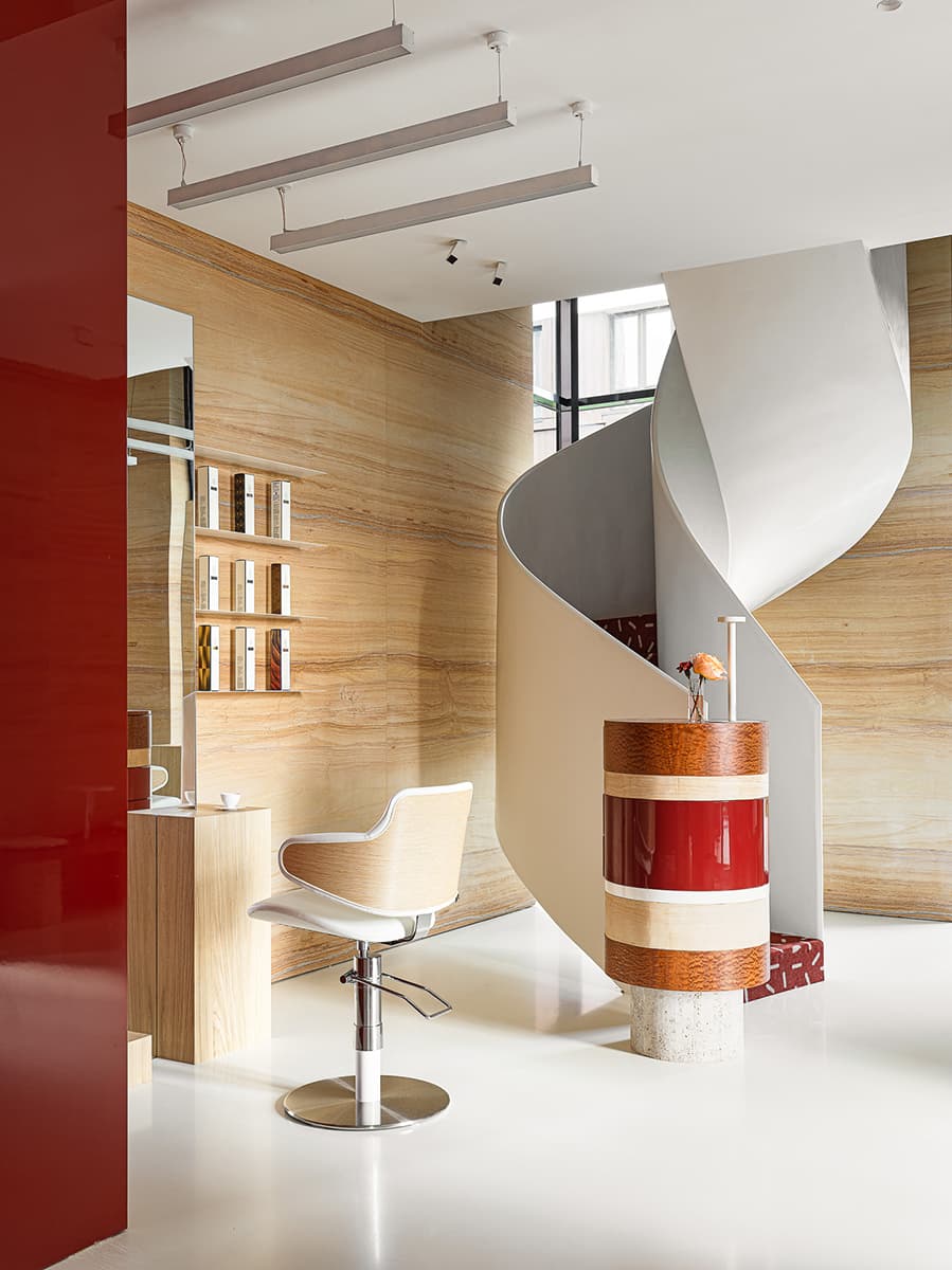 «Янтарная» древесина и глубокий бордовый цвет в интерьере казанского салона красоты — проект Ксении Евстафьевой