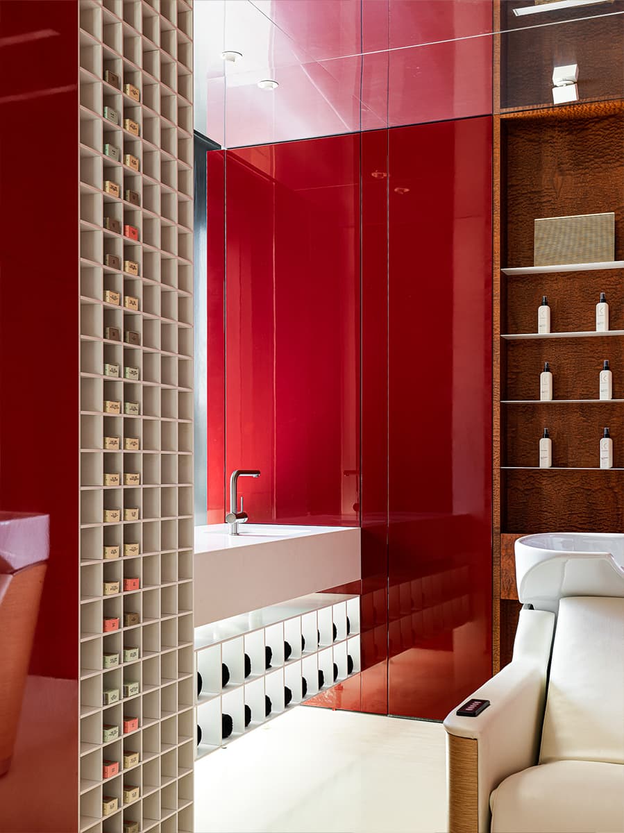 «Янтарная» древесина и глубокий бордовый цвет в интерьере казанского салона красоты — проект Ксении Евстафьевой