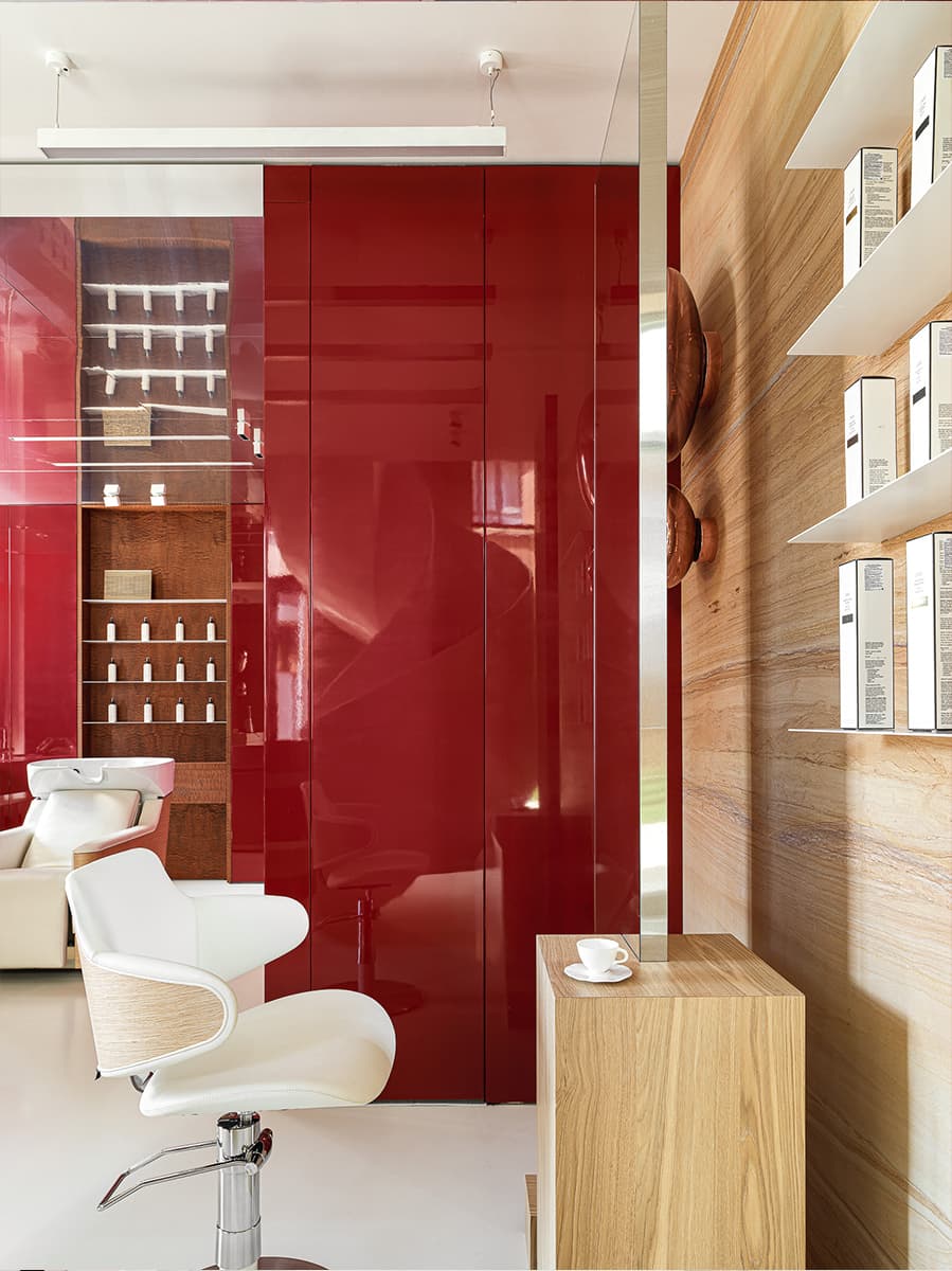 «Янтарная» древесина и глубокий бордовый цвет в интерьере казанского салона красоты — проект Ксении Евстафьевой