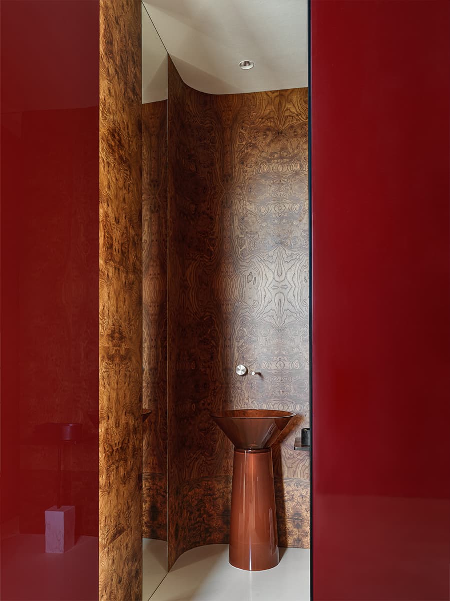 «Янтарная» древесина и глубокий бордовый цвет в интерьере казанского салона красоты — проект Ксении Евстафьевой