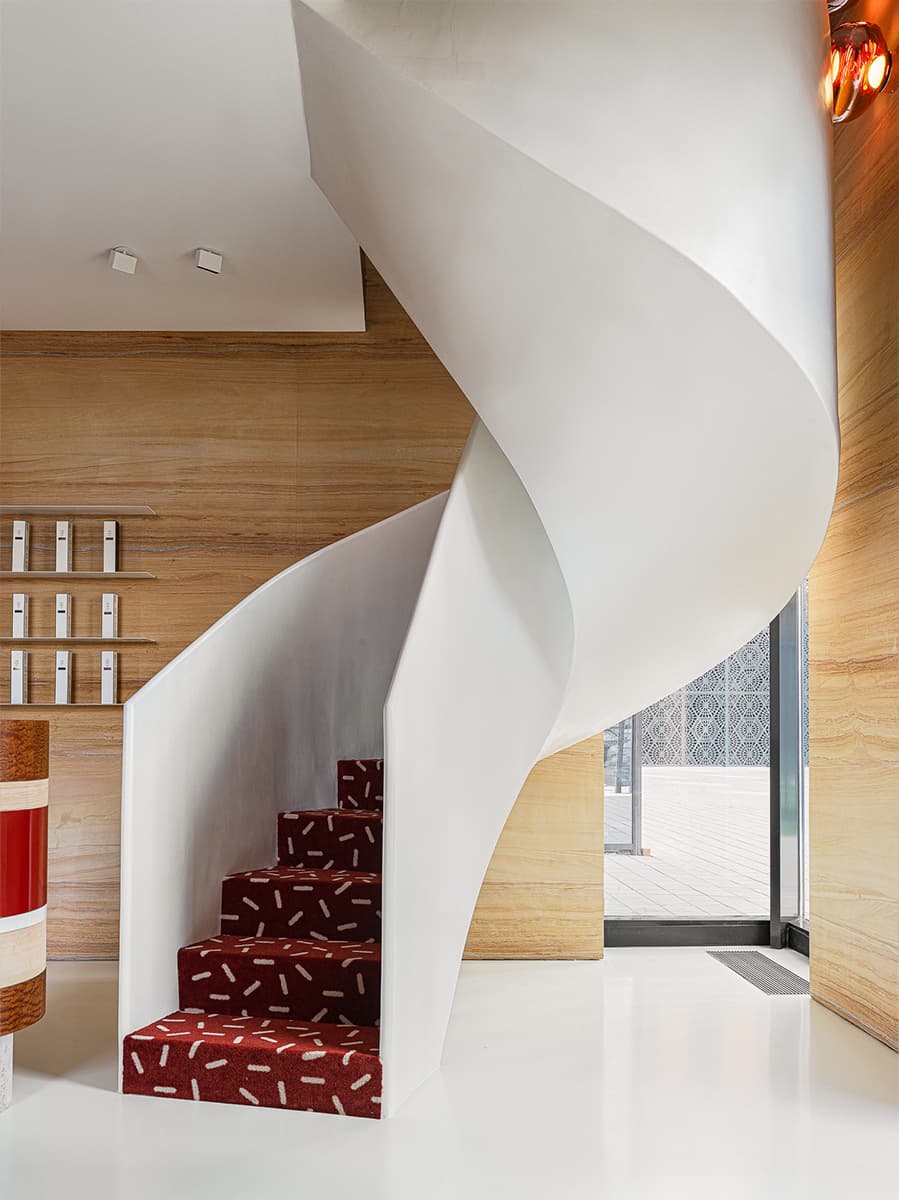 «Янтарная» древесина и глубокий бордовый цвет в интерьере казанского салона красоты — проект Ксении Евстафьевой