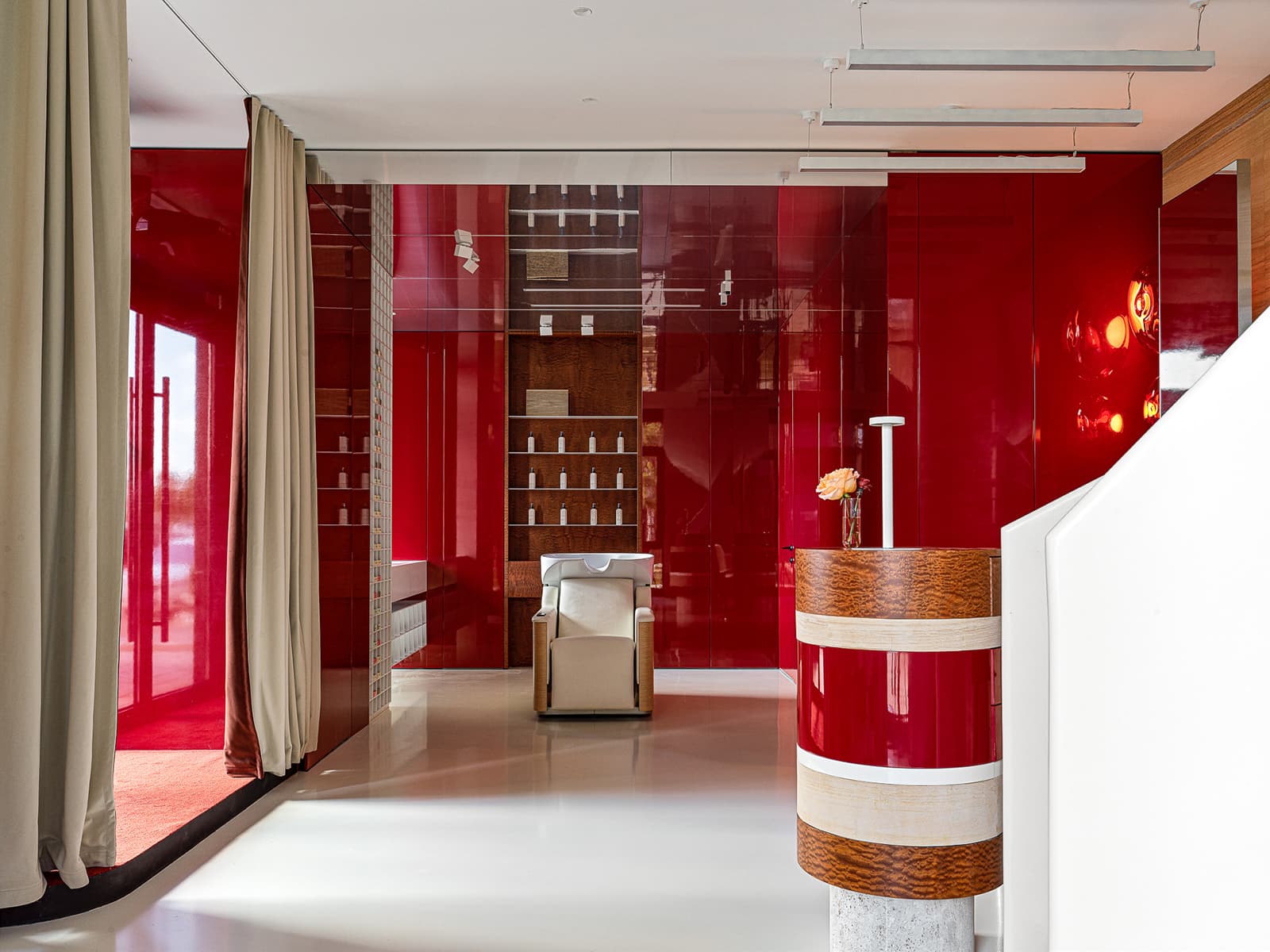 «Янтарная» древесина и глубокий бордовый цвет в интерьере казанского салона красоты — проект Ксении Евстафьевой