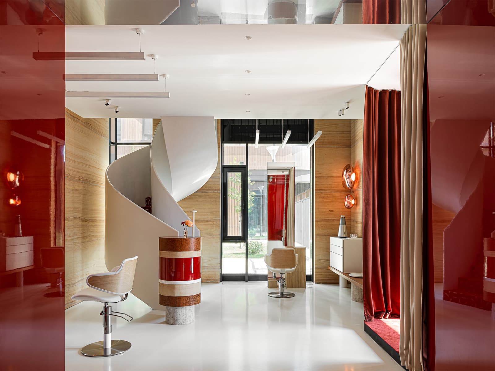 «Янтарная» древесина и глубокий бордовый цвет в интерьере казанского салона красоты — проект Ксении Евстафьевой