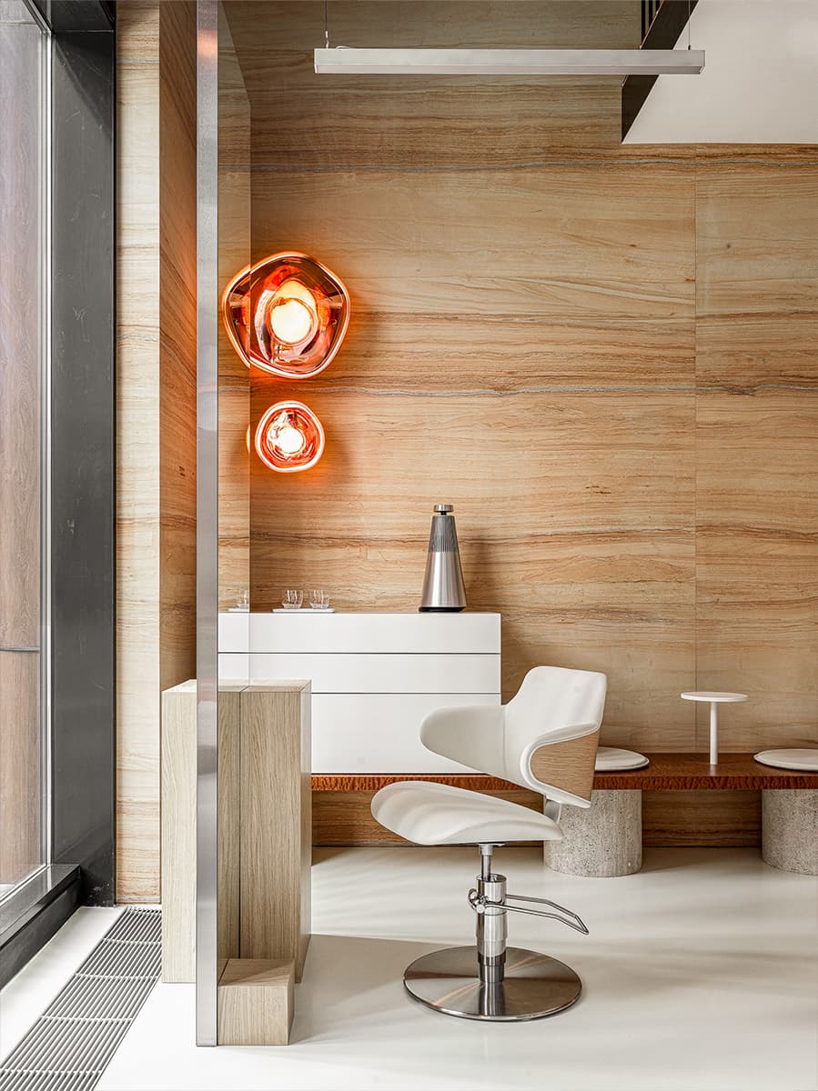 «Янтарная» древесина и глубокий бордовый цвет в интерьере казанского салона красоты — проект Ксении Евстафьевой
