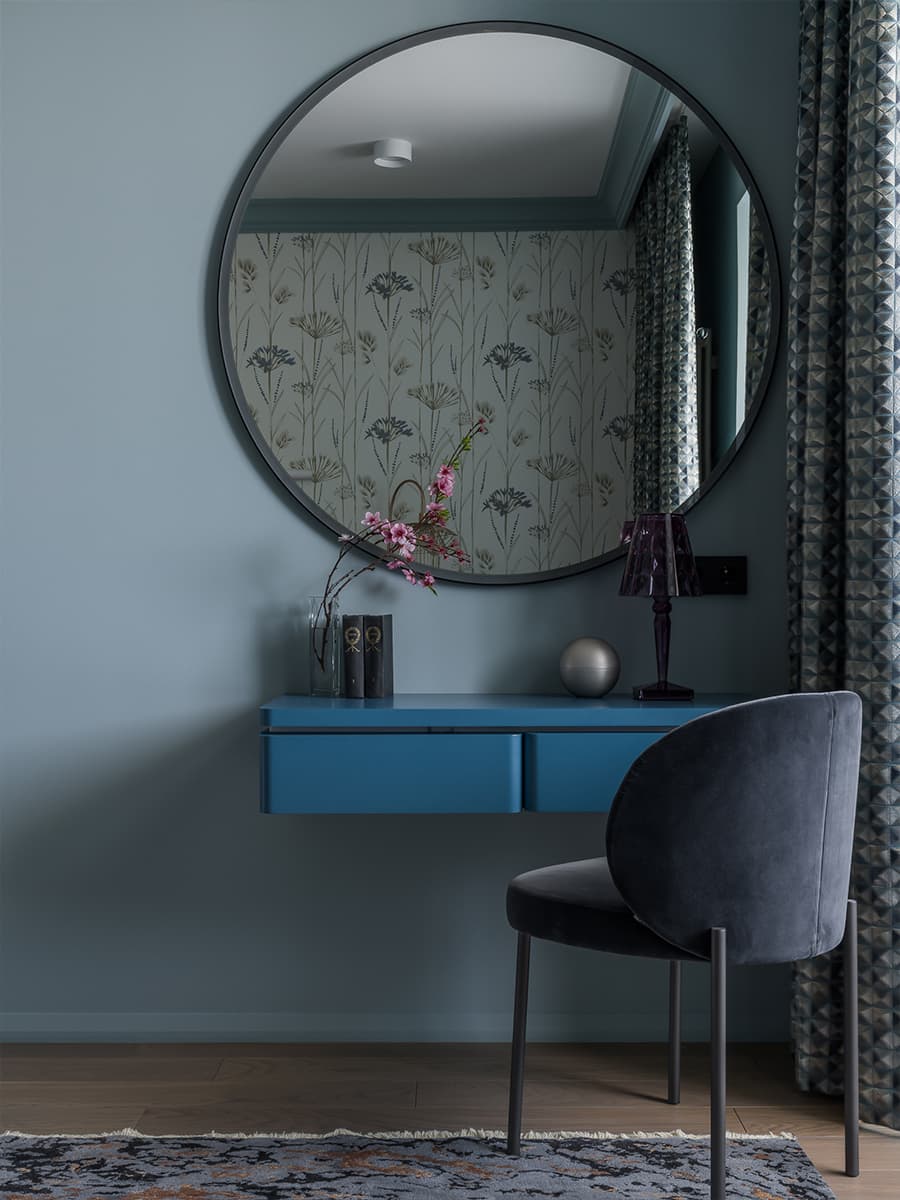 Принты, молдинги и живые растения в интерьере квартиры для матери с дочкой — проект Анны Котлинской