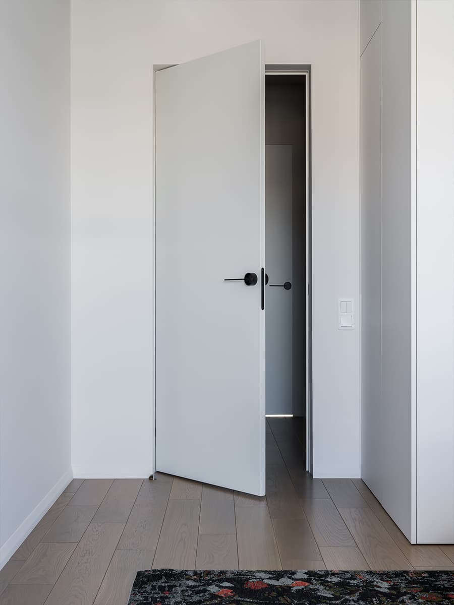 Принты, молдинги и живые растения в интерьере квартиры для матери с дочкой — проект Анны Котлинской