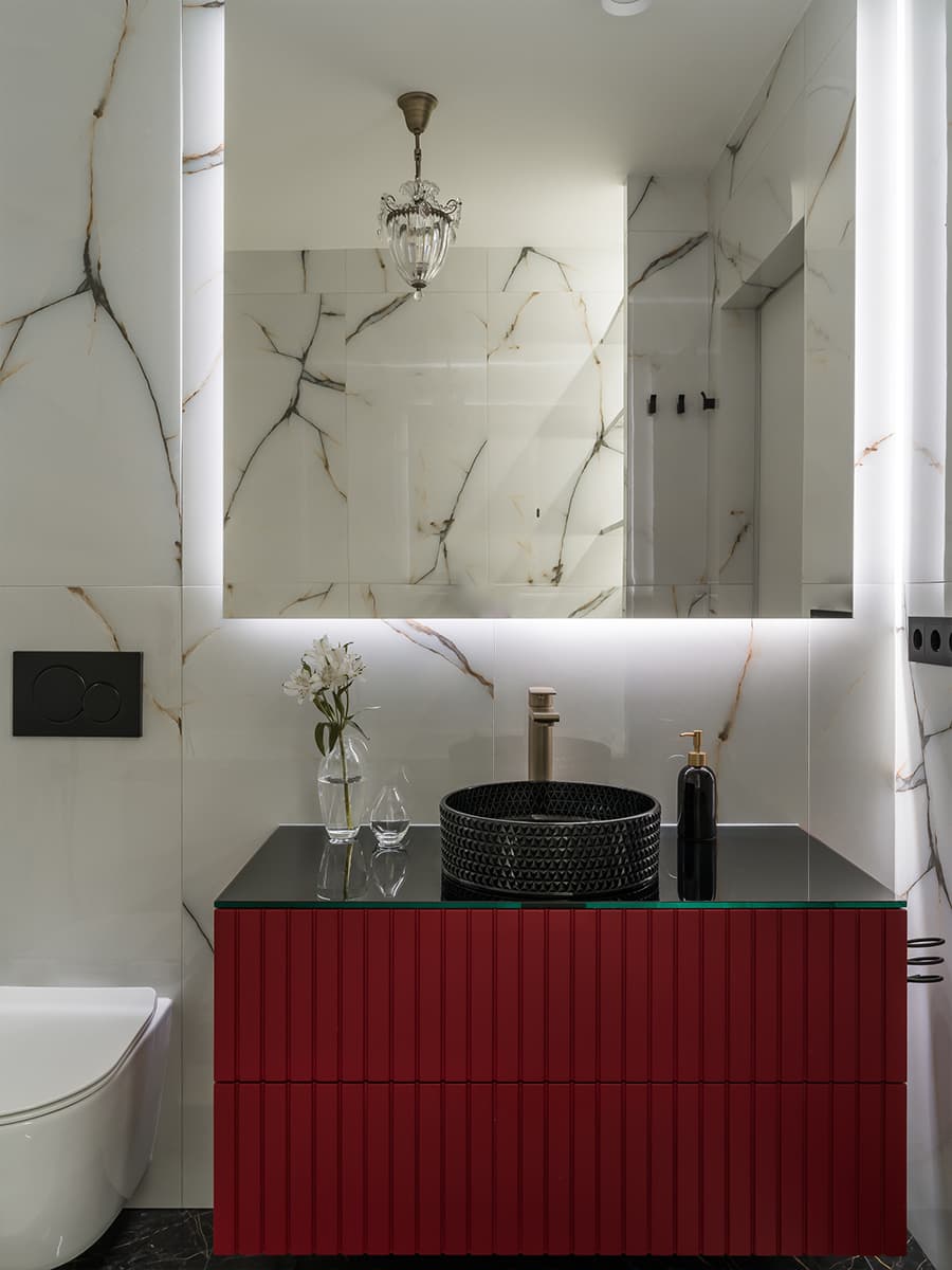 Принты, молдинги и живые растения в интерьере квартиры для матери с дочкой — проект Анны Котлинской