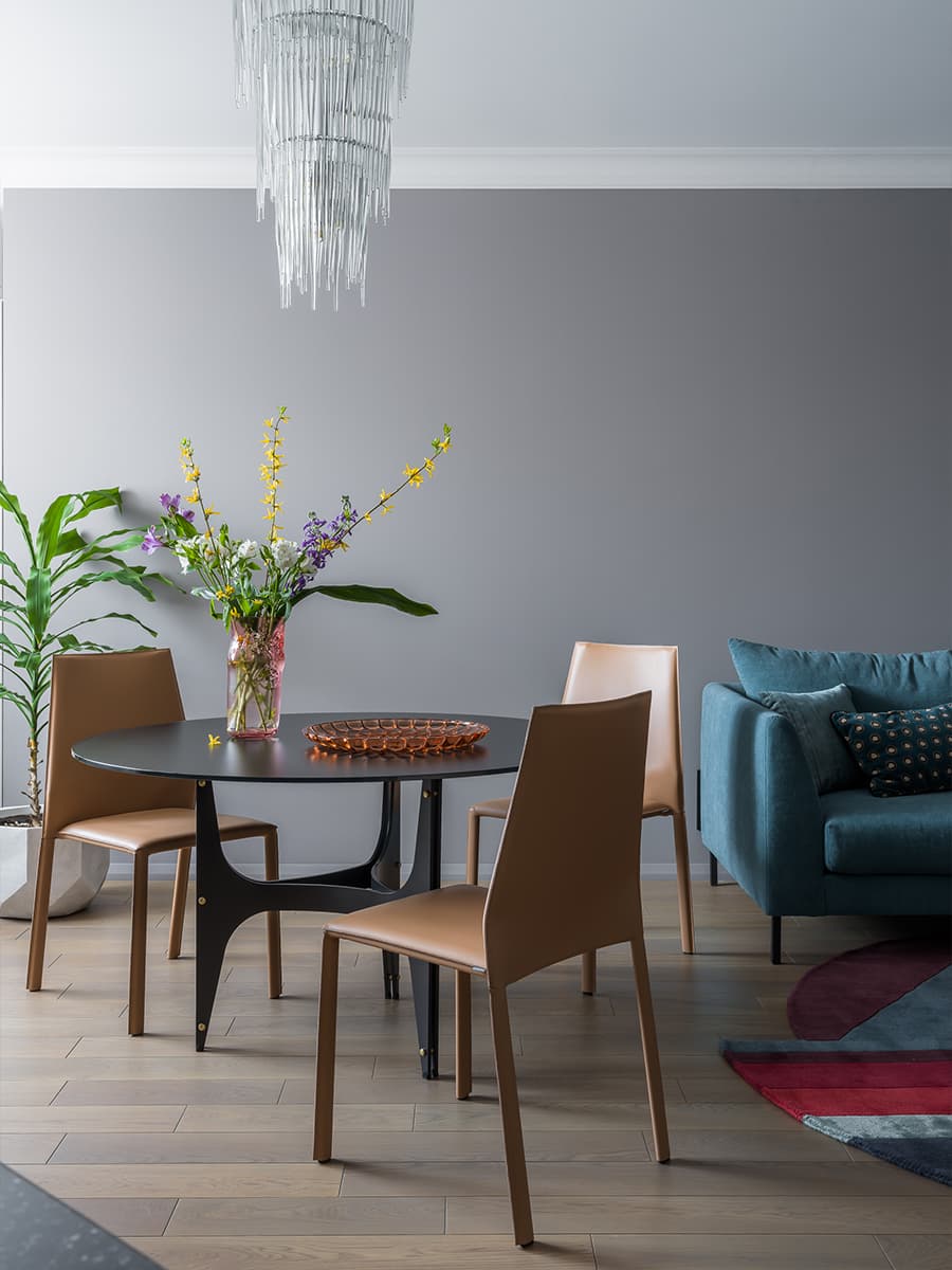 Принты, молдинги и живые растения в интерьере квартиры для матери с дочкой — проект Анны Котлинской