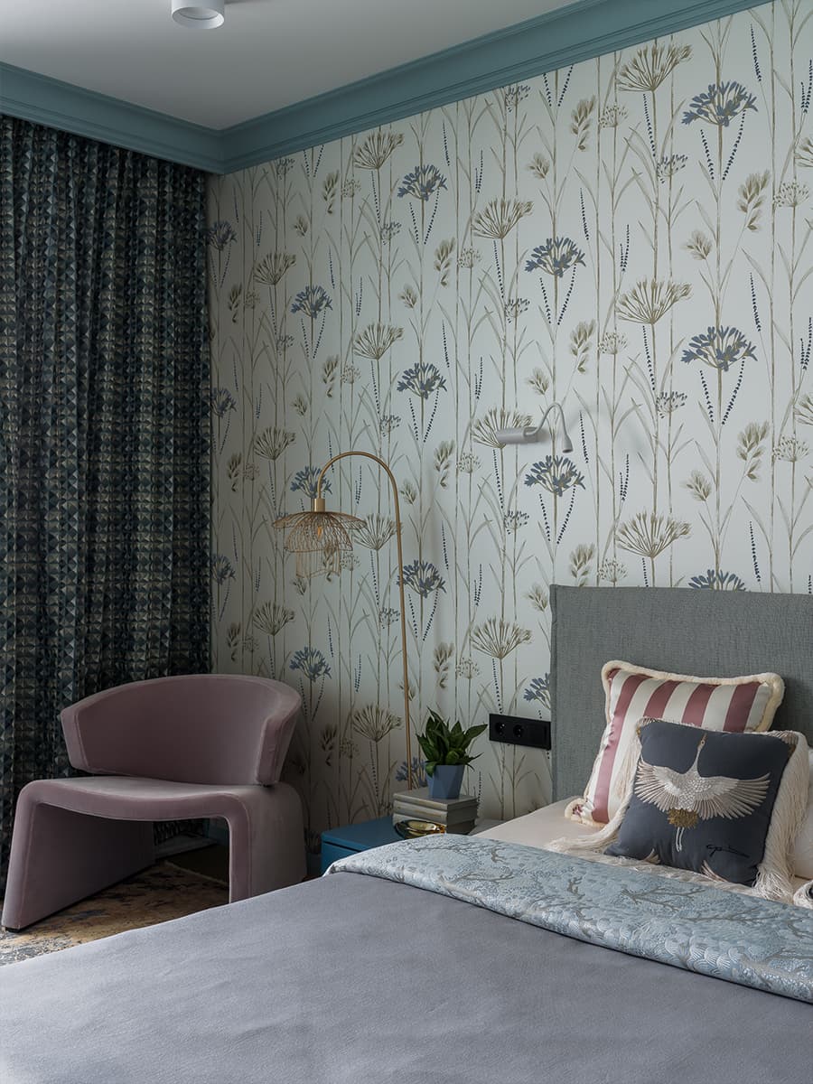 Принты, молдинги и живые растения в интерьере квартиры для матери с дочкой — проект Анны Котлинской