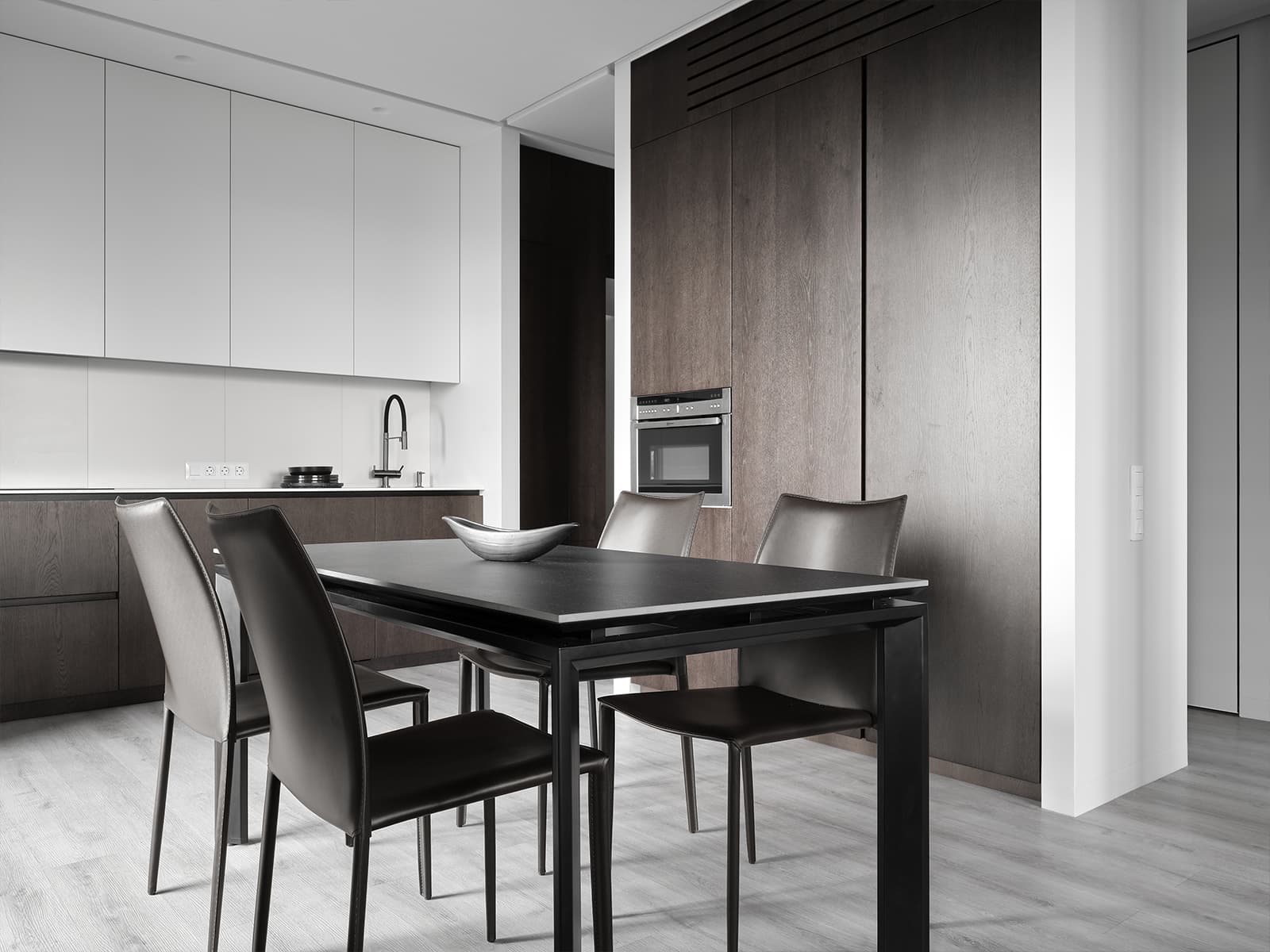 Минималистская квартира с разными световыми сценариями — проект GB Architects