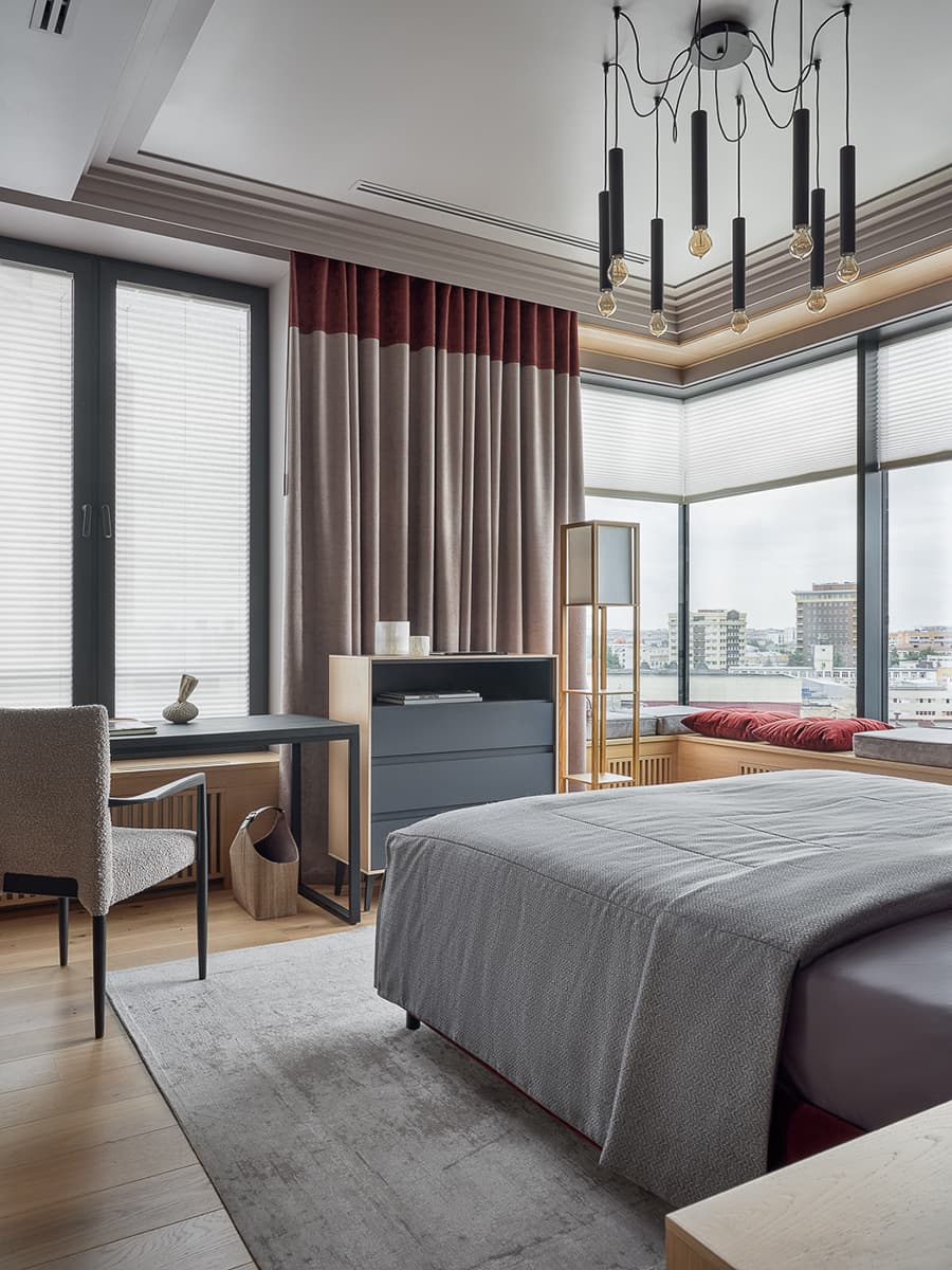 Сложные сливовые оттенки и шпон дуба в интерьере уютной квартиры — проект Катерины Шиховой