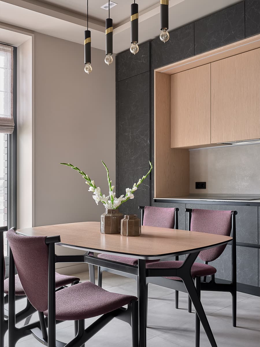 Сложные сливовые оттенки и шпон дуба в интерьере уютной квартиры — проект Катерины Шиховой