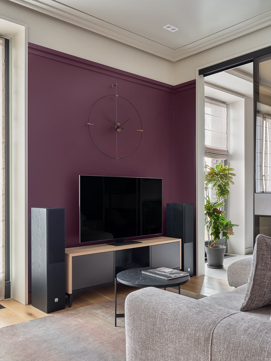 Сложные сливовые оттенки и шпон дуба в интерьере уютной квартиры — проект Катерины Шиховой