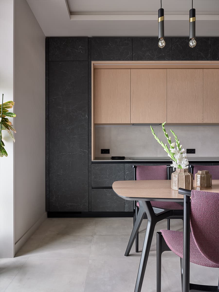 Сложные сливовые оттенки и шпон дуба в интерьере уютной квартиры — проект Катерины Шиховой