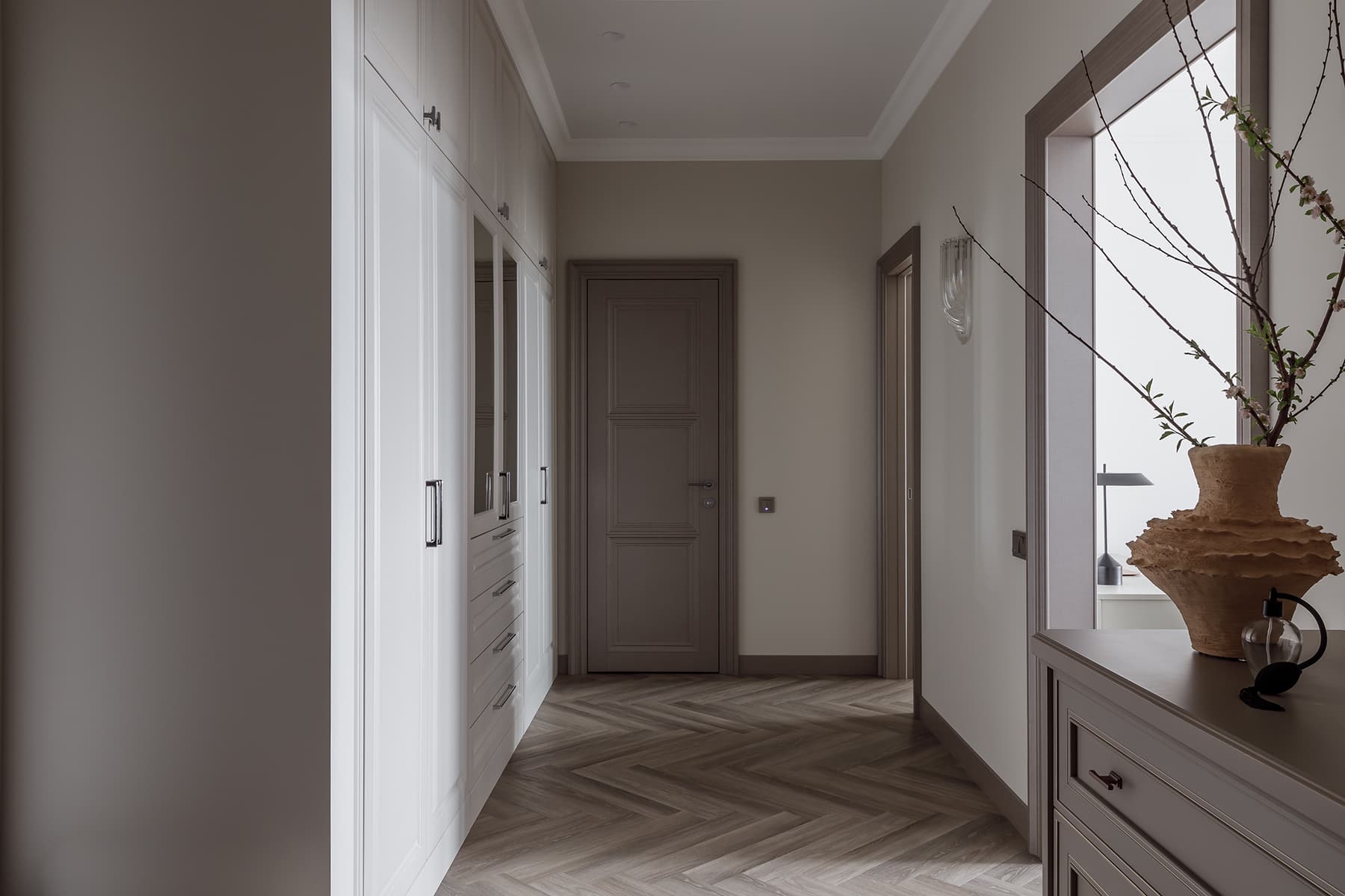 Нарядные люстры и сложные оттенки бежевого в интерьере для элегантной заказчицы – проект студии интерьерного дизайна Le Des