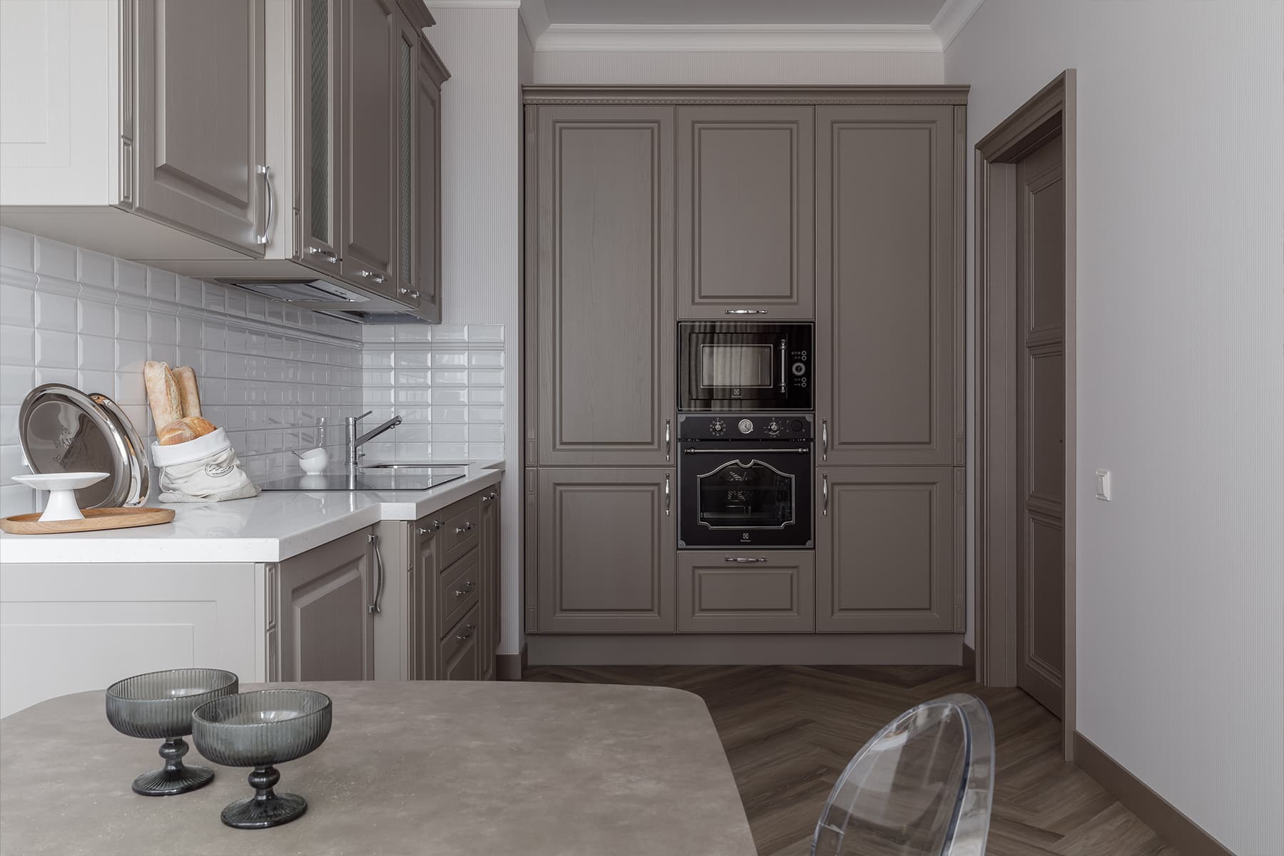 Нарядные люстры и сложные оттенки бежевого в интерьере для элегантной заказчицы – проект студии интерьерного дизайна Le Des