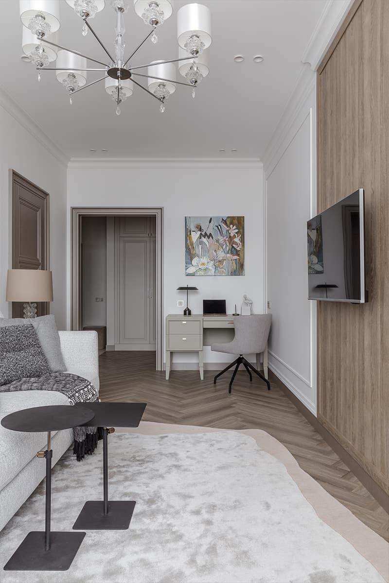 Нарядные люстры и сложные оттенки бежевого в интерьере для элегантной заказчицы – проект студии интерьерного дизайна Le Des