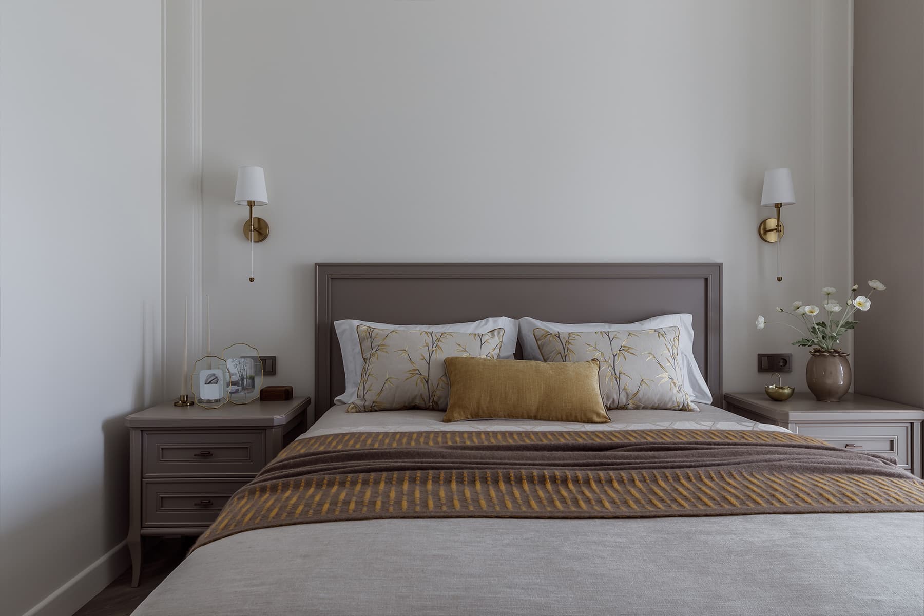 Нарядные люстры и сложные оттенки бежевого в интерьере для элегантной заказчицы – проект студии интерьерного дизайна Le Des