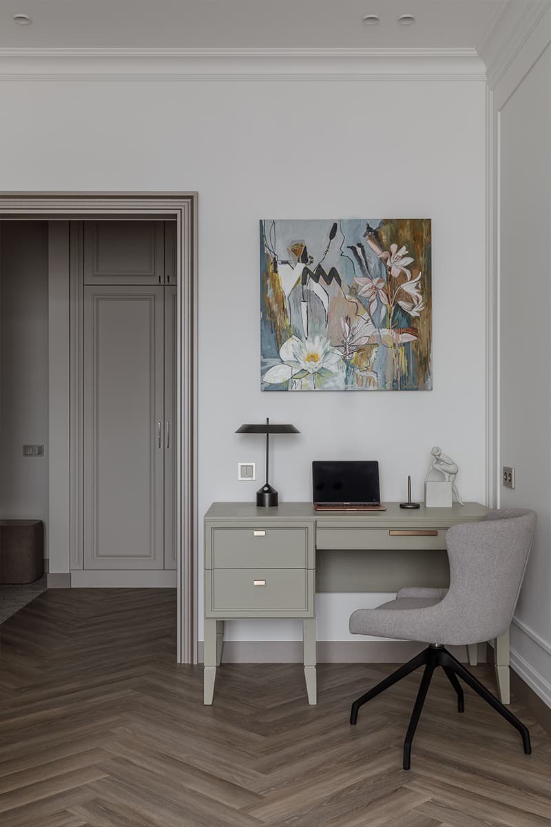 Нарядные люстры и сложные оттенки бежевого в интерьере для элегантной заказчицы – проект студии интерьерного дизайна Le Des