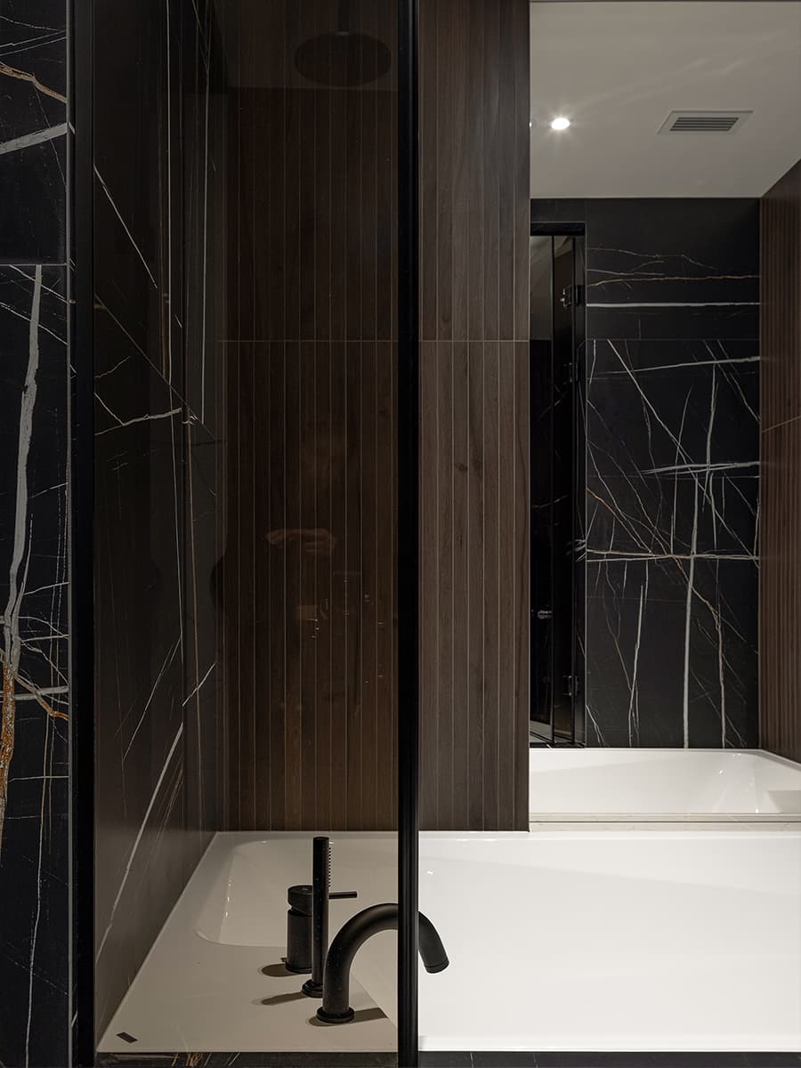 Все и сразу: большая гостиная, хаммам и рабочий кабинет в квартире сложной планировки — проект Сергея Купреенко