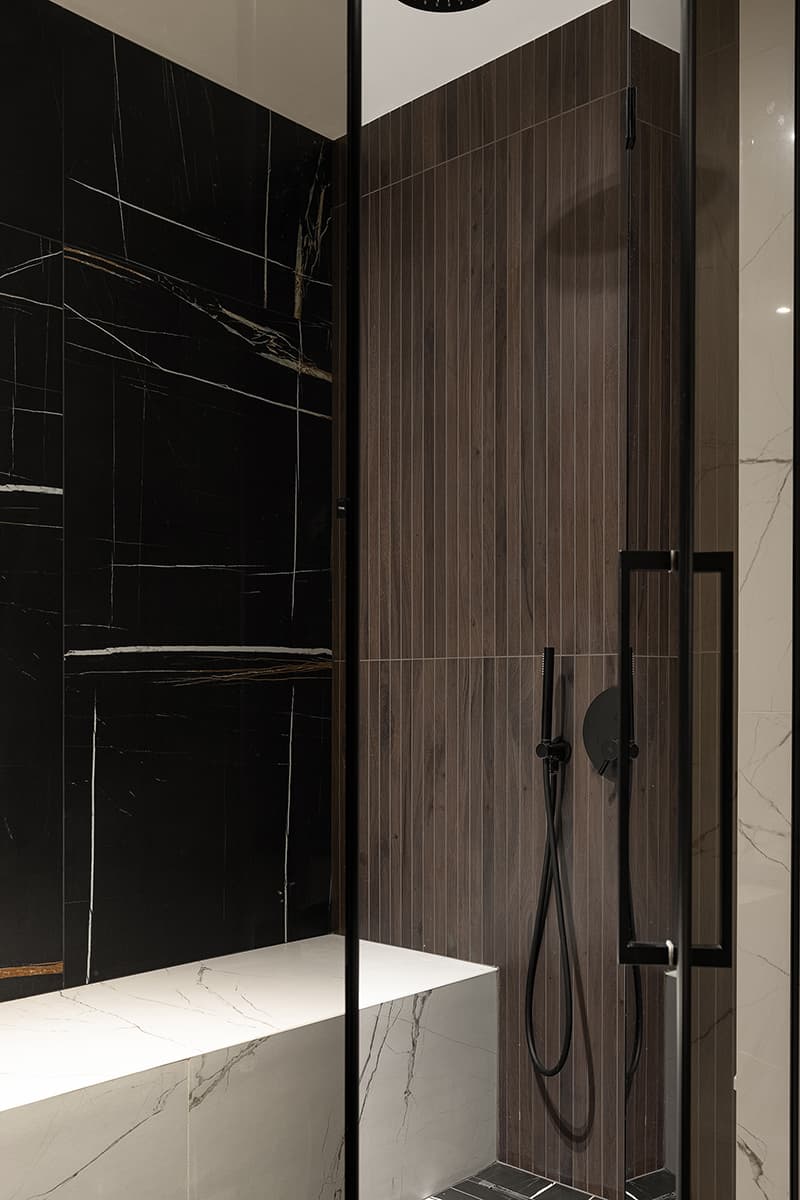 Все и сразу: большая гостиная, хаммам и рабочий кабинет в квартире сложной планировки — проект Сергея Купреенко