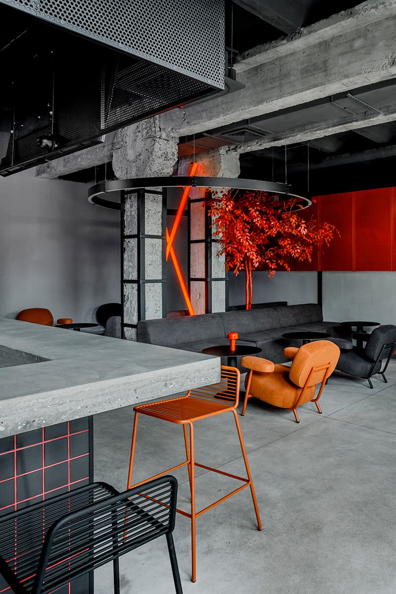 Оранжевые акценты в эффектном интерьере премиального игрового клуба в Краснодаре – проект Александра Дубровина