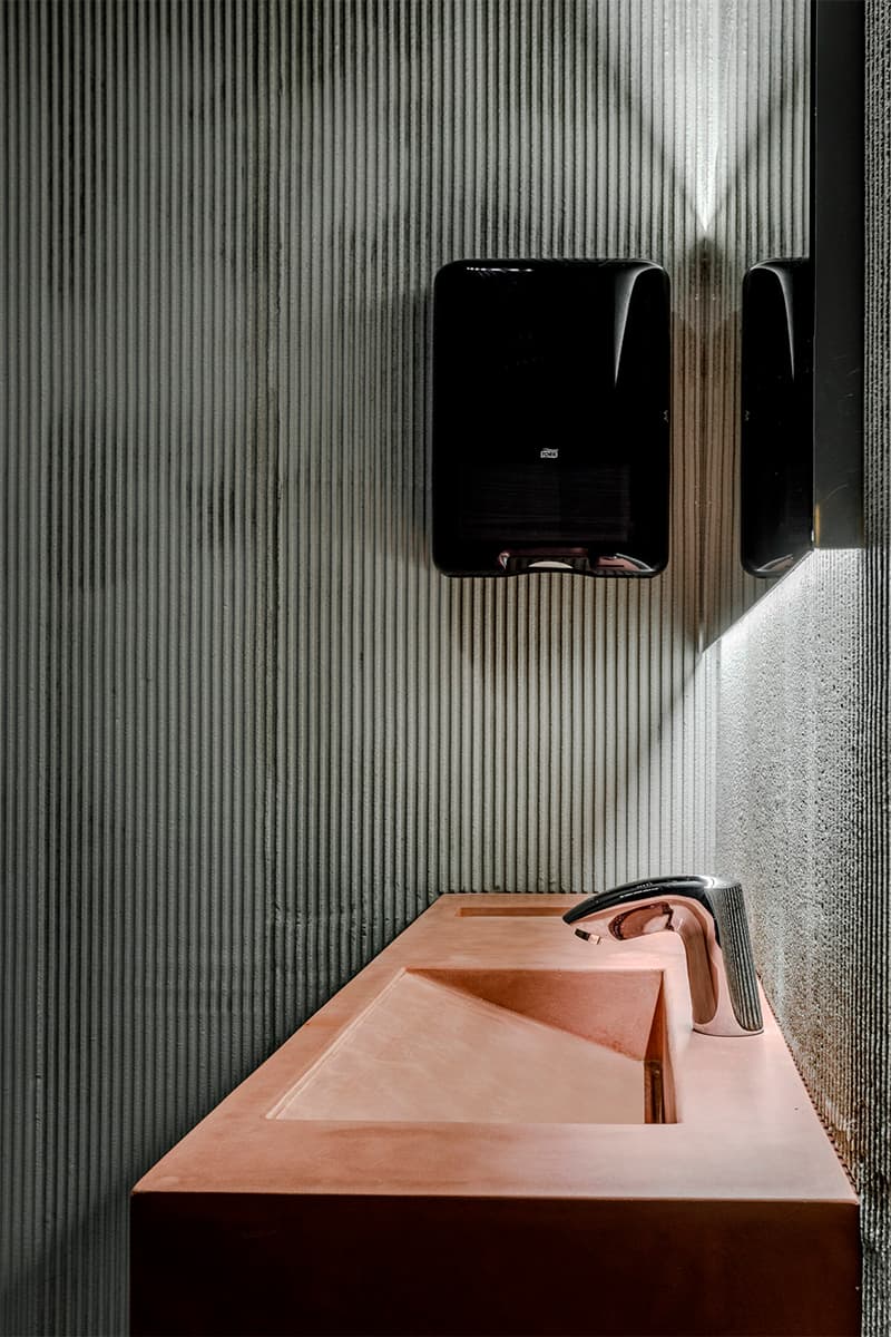 Оранжевые акценты в эффектном интерьере премиального игрового клуба в Краснодаре – проект Александра Дубровина