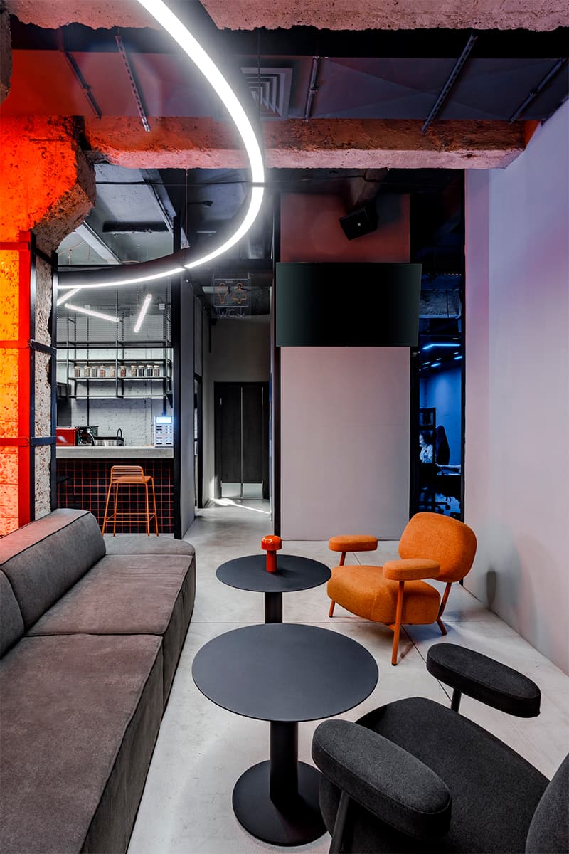 Оранжевые акценты в эффектном интерьере премиального игрового клуба в Краснодаре – проект Александра Дубровина