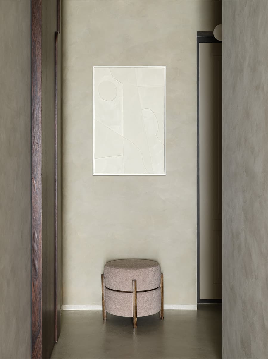 Бархатистая штукатурка и мягкие формы мебели в интерьере квартиры под сдачу в аренду – проект Валерии Дзюбы