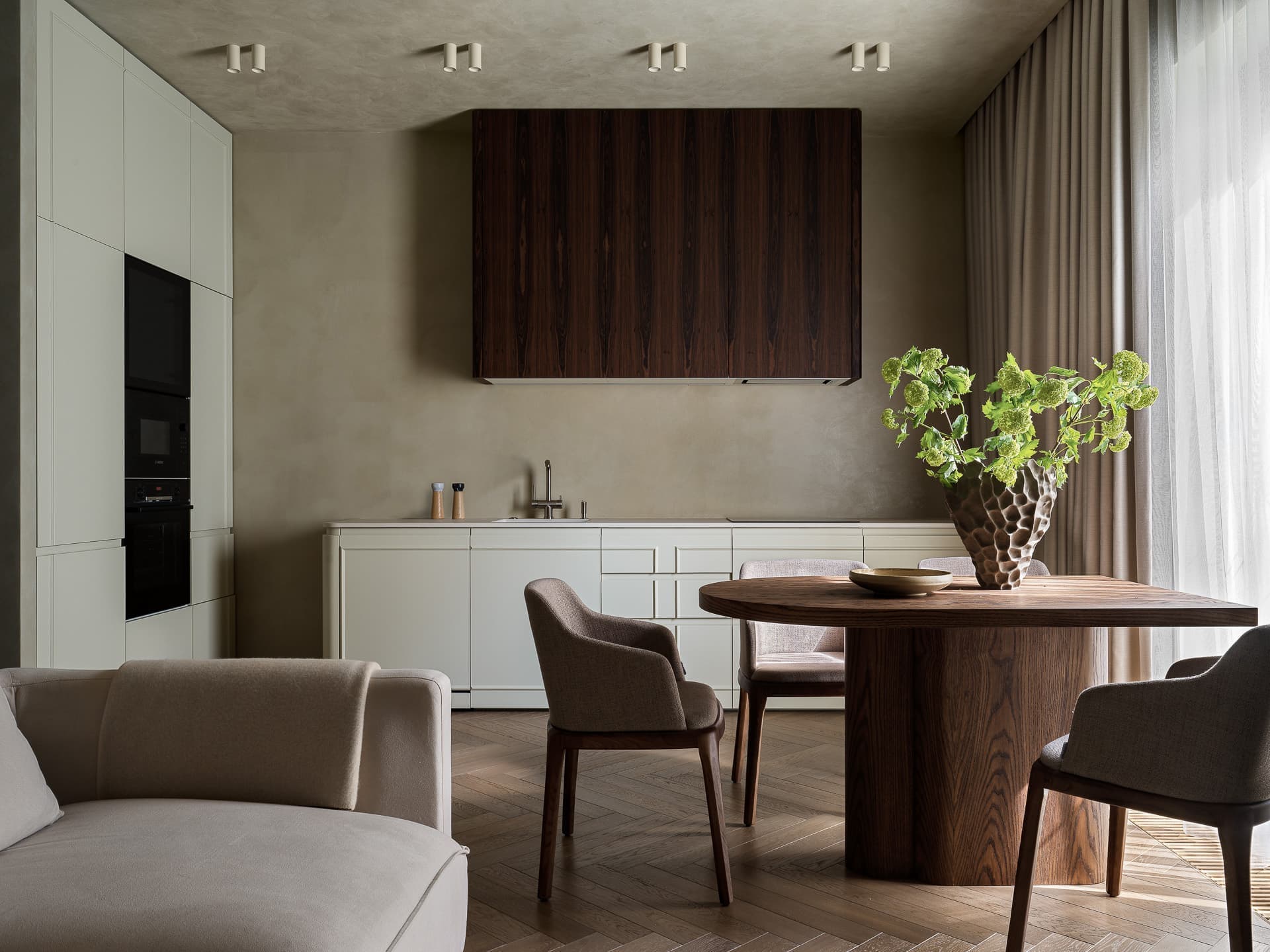 Бархатистая штукатурка и мягкие формы мебели в интерьере квартиры под сдачу в аренду – проект Валерии Дзюбы