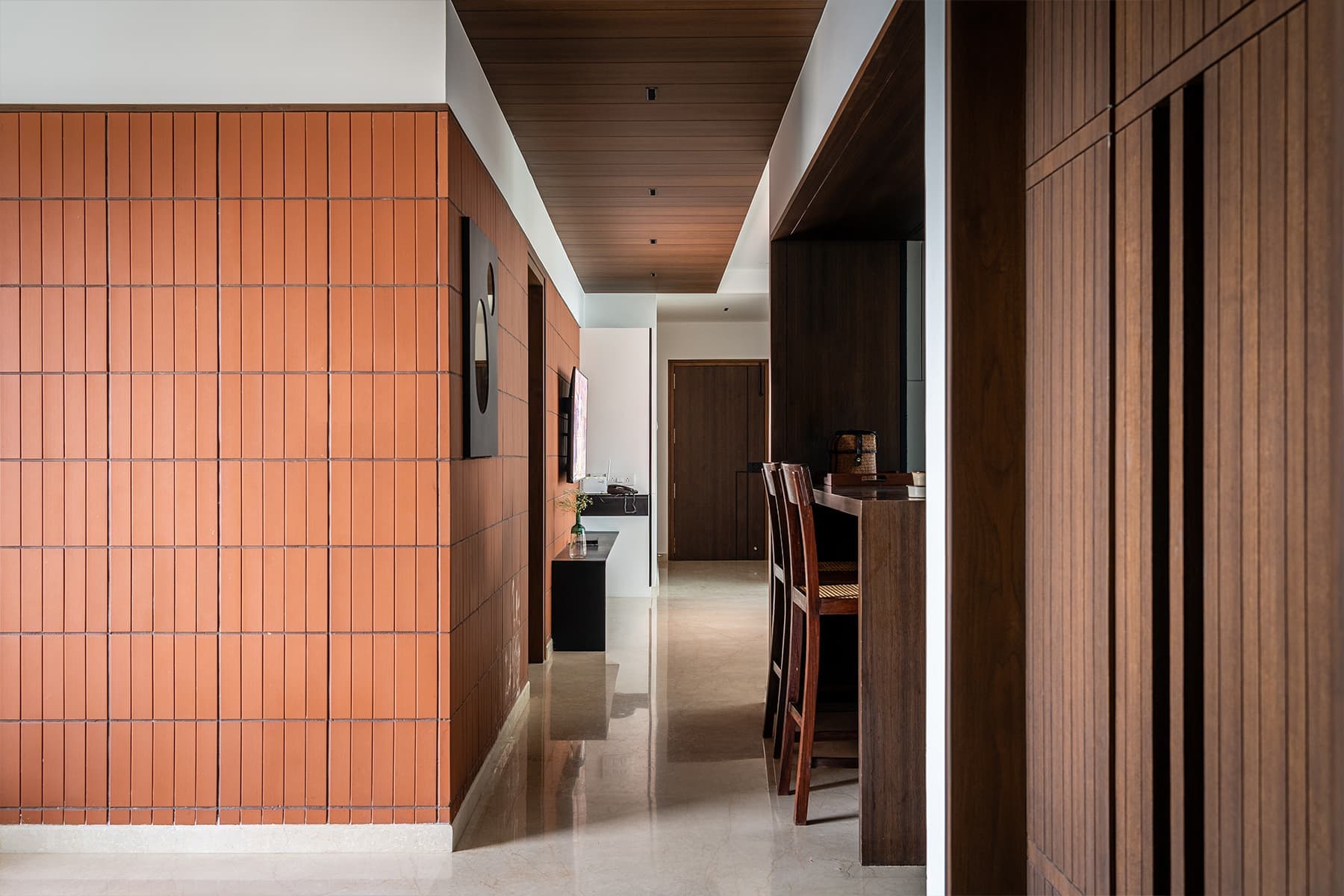 Традиционные индийские материалы и терракотовый кирпич в интерьере семейного дома – проект студии House Of Lines