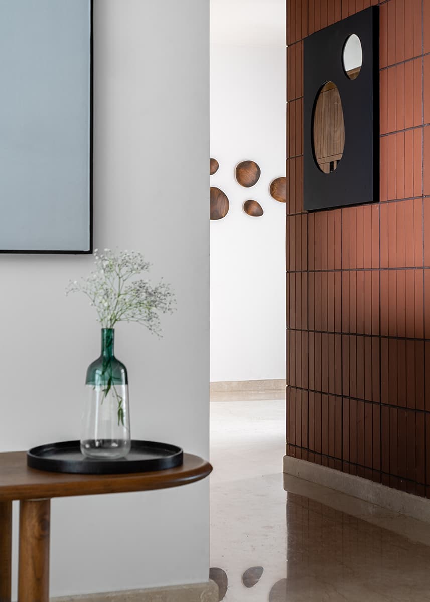 Традиционные индийские материалы и терракотовый кирпич в интерьере семейного дома – проект студии House Of Lines