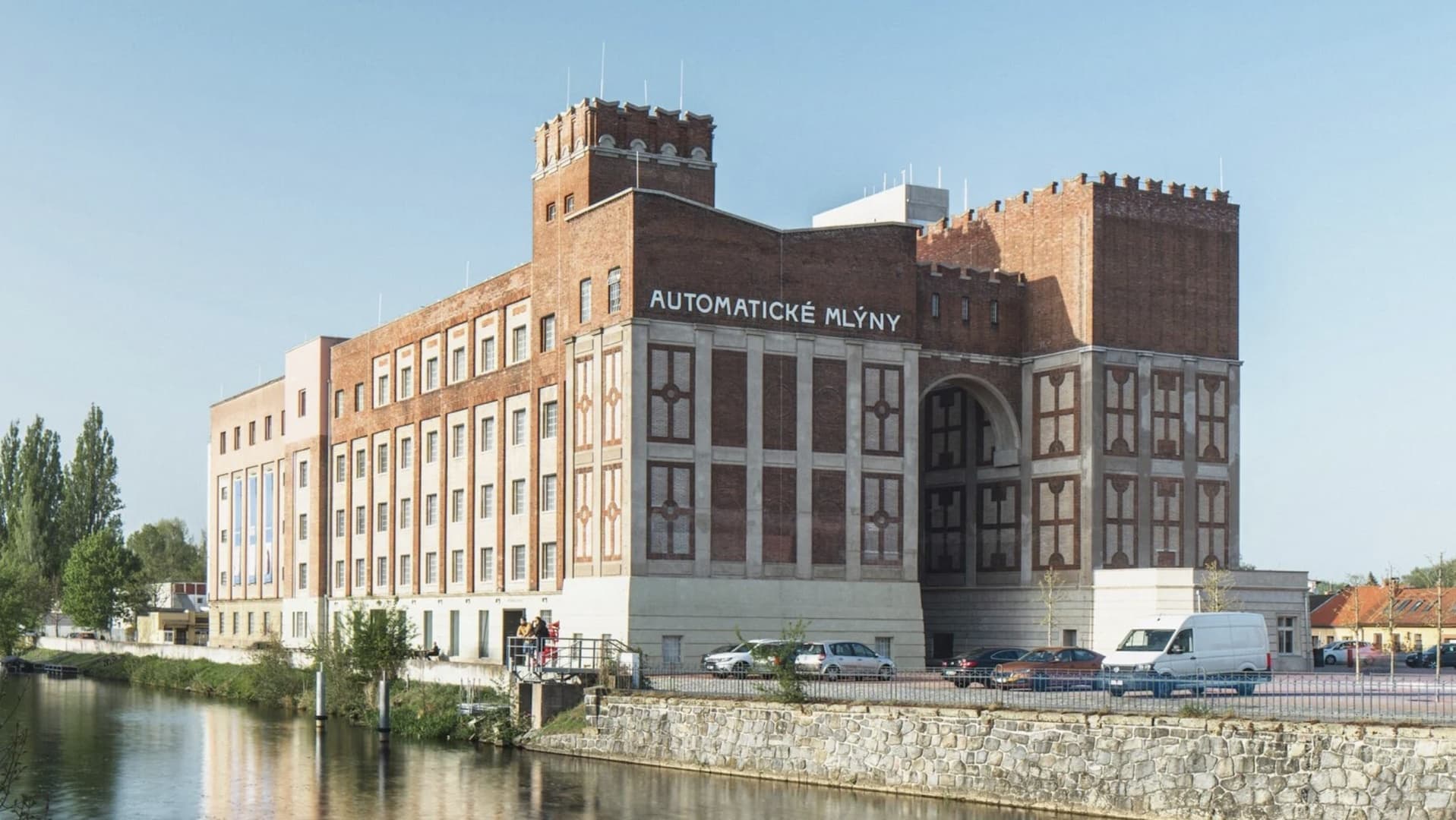 Prokš Přikryl Architekti преобразовали старинную мельницу в культурный центр Prokš Přikryl Architekti преобразовали старинную мельницу в культурный центр