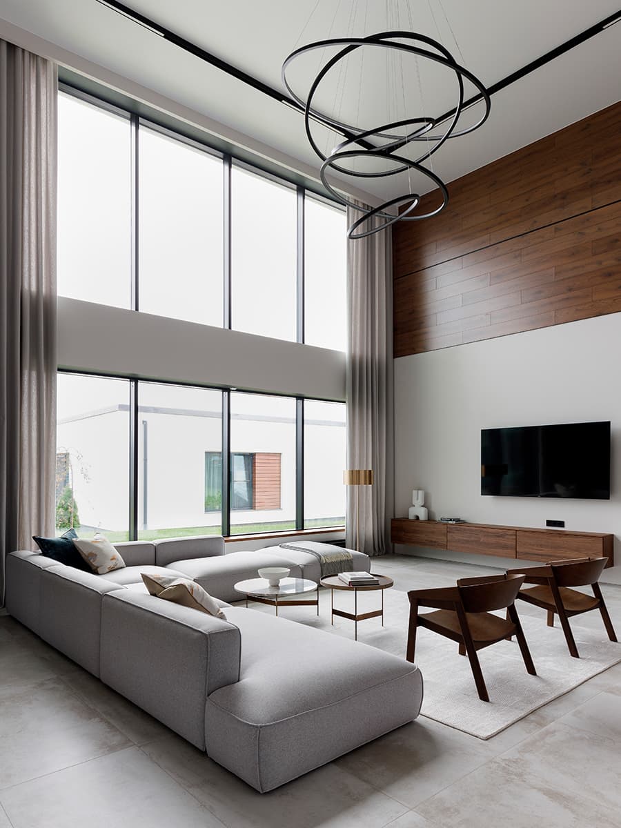 Двусветная гостиная и уютные красочные спальни в интерьере дома для большой семьи – проект Анны Шаповаловой