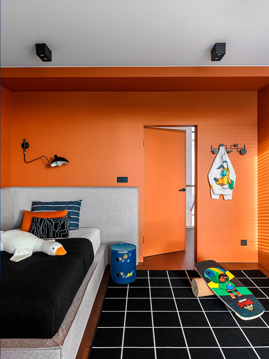 Двусветная гостиная и уютные красочные спальни в интерьере дома для большой семьи – проект Анны Шаповаловой