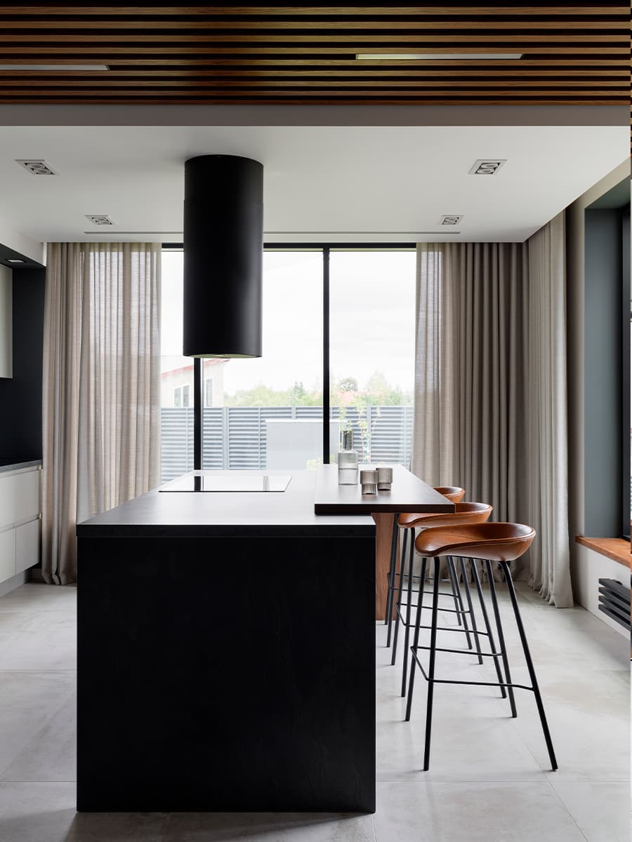 Двусветная гостиная и уютные красочные спальни в интерьере дома для большой семьи – проект Анны Шаповаловой